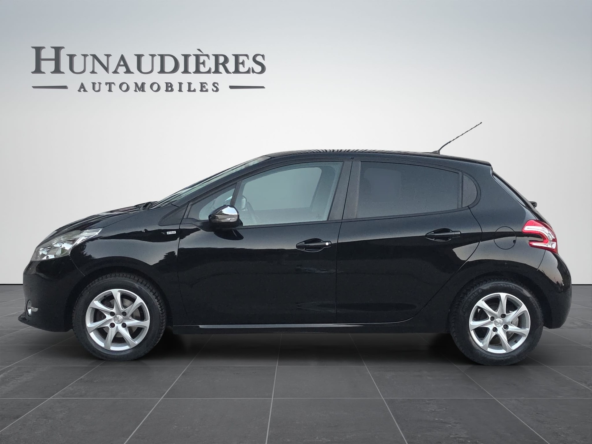 PEUGEOT 208 1.2 VTI Style-image-6