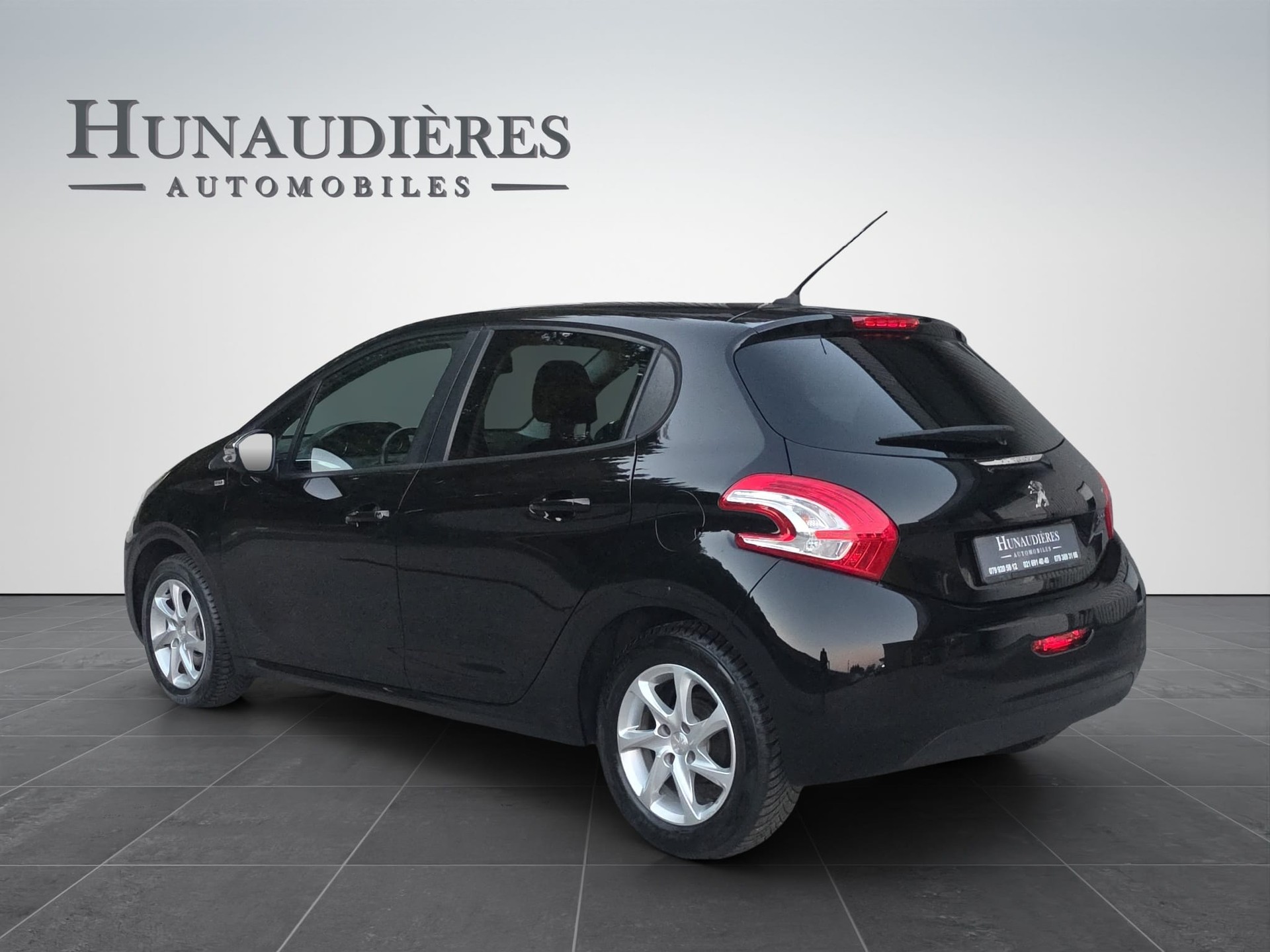 PEUGEOT 208 1.2 VTI Style-image-2