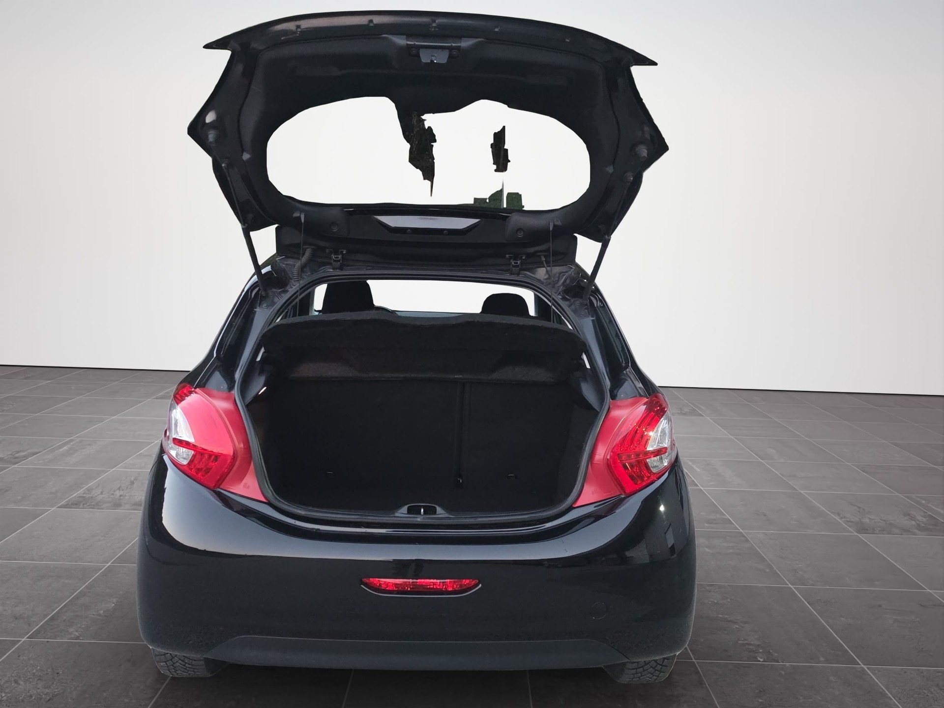 PEUGEOT 208 1.2 VTI Style-image-11