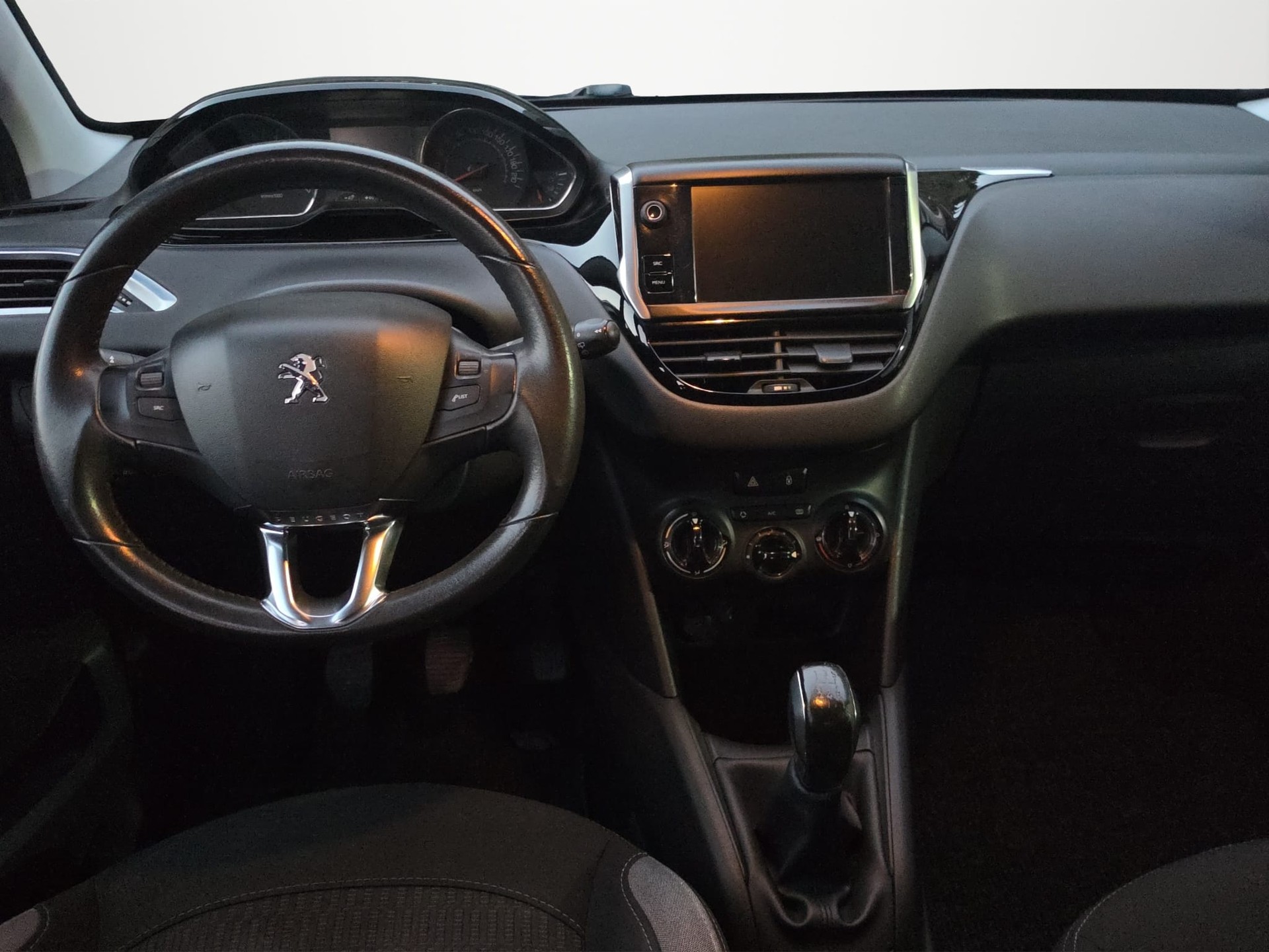 PEUGEOT 208 1.2 VTI Style-image-8