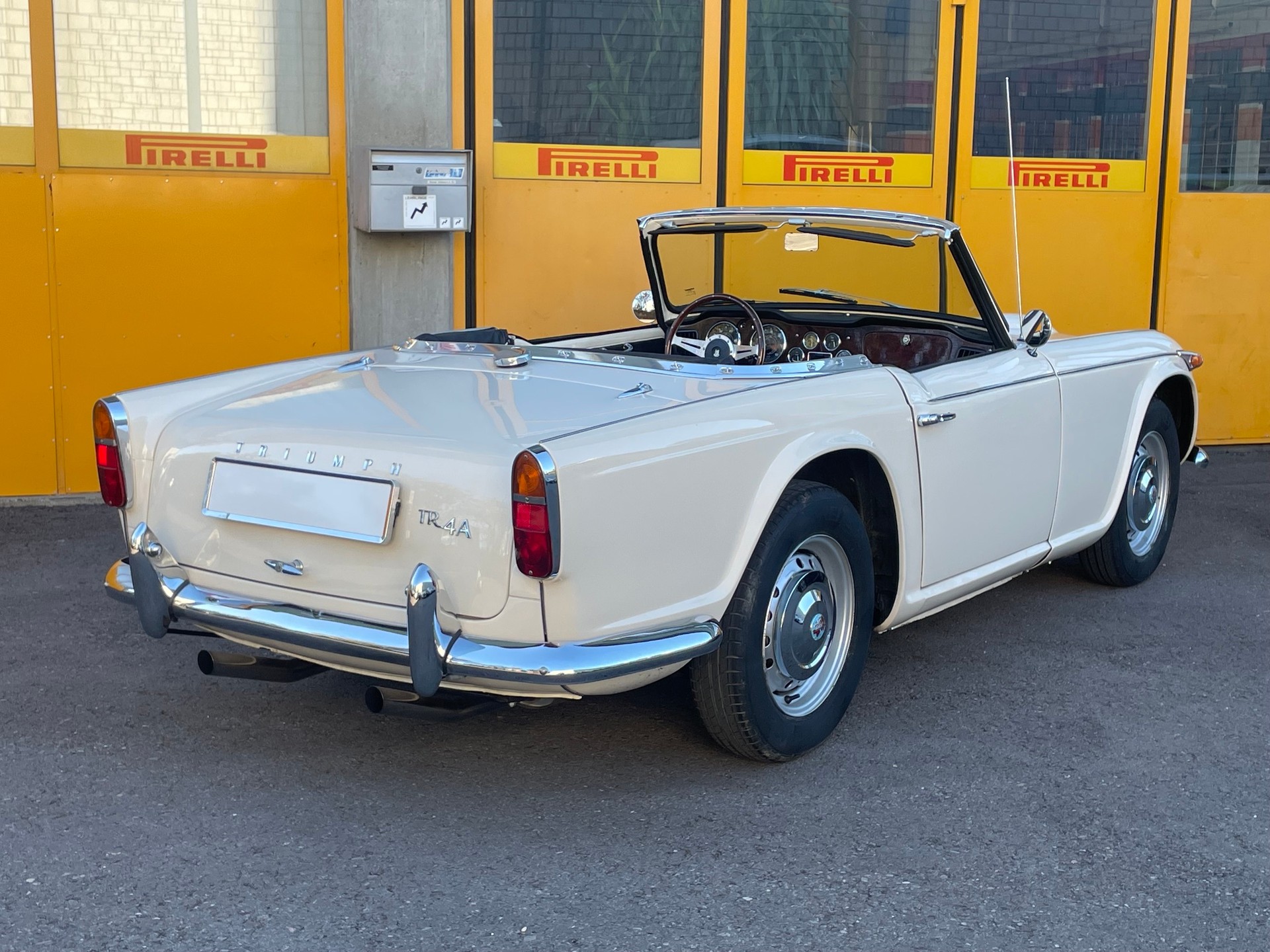 TRIUMPH TR4A-image-2