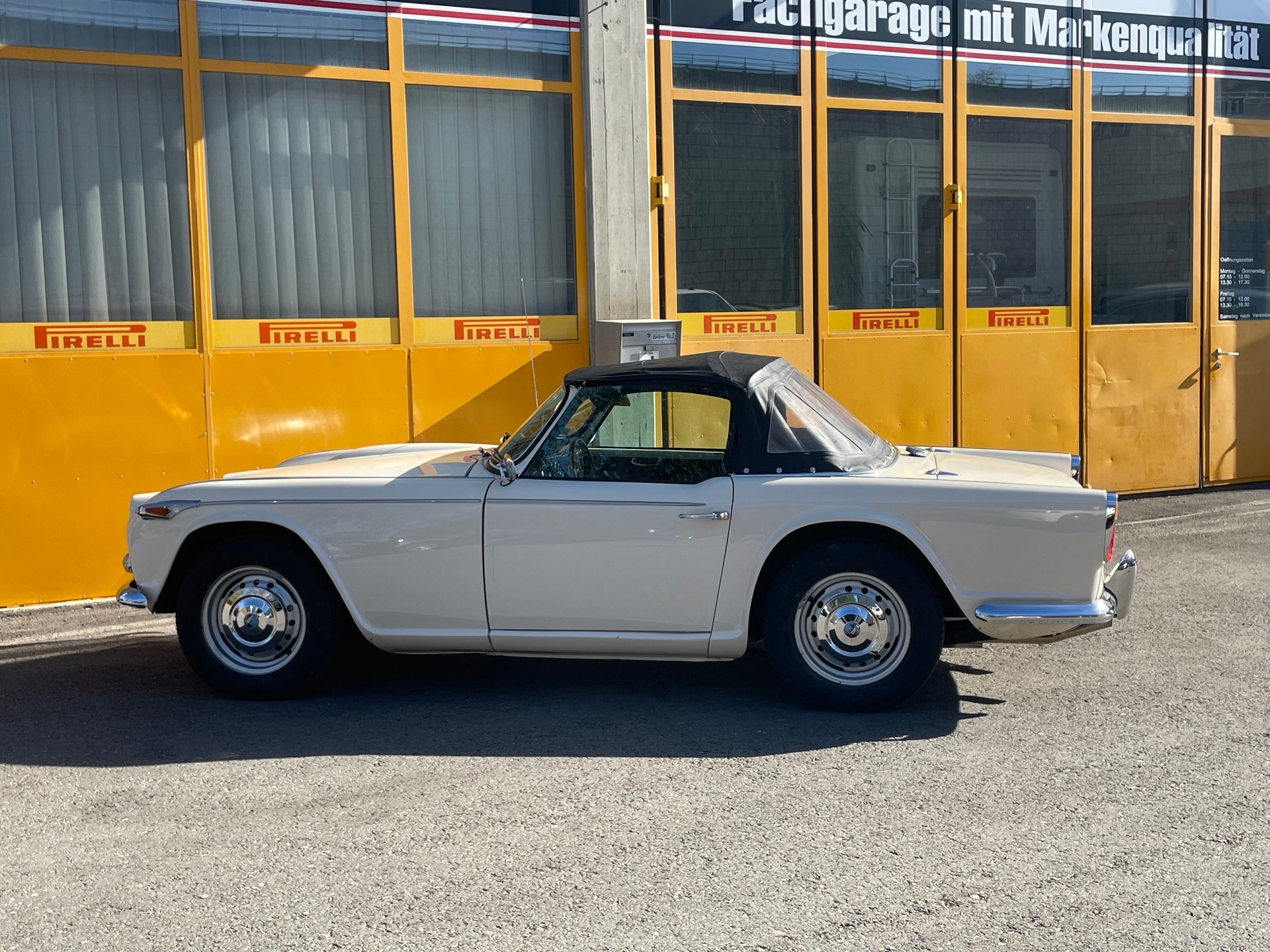 TRIUMPH TR4A-image-15