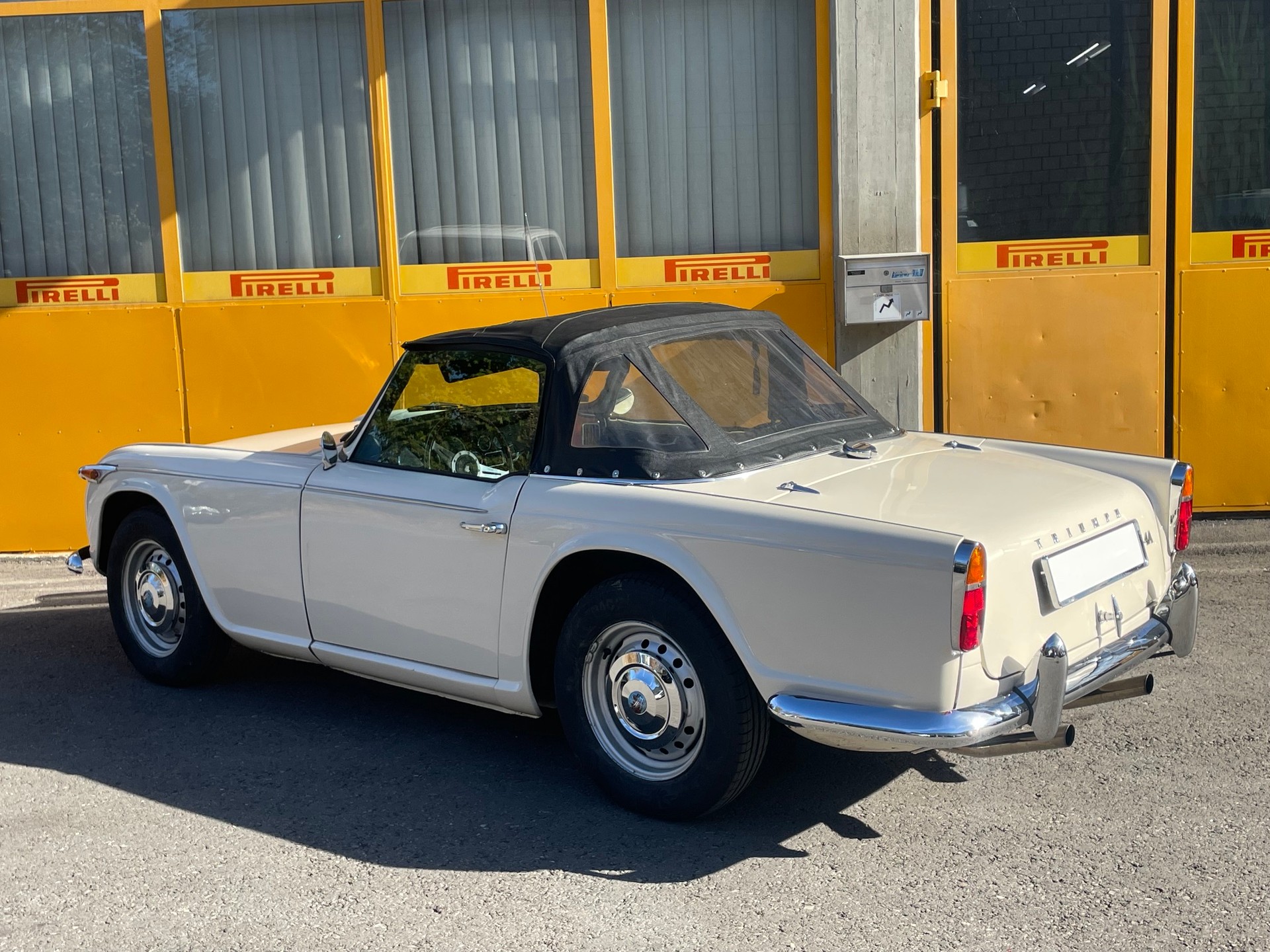TRIUMPH TR4A-image-14