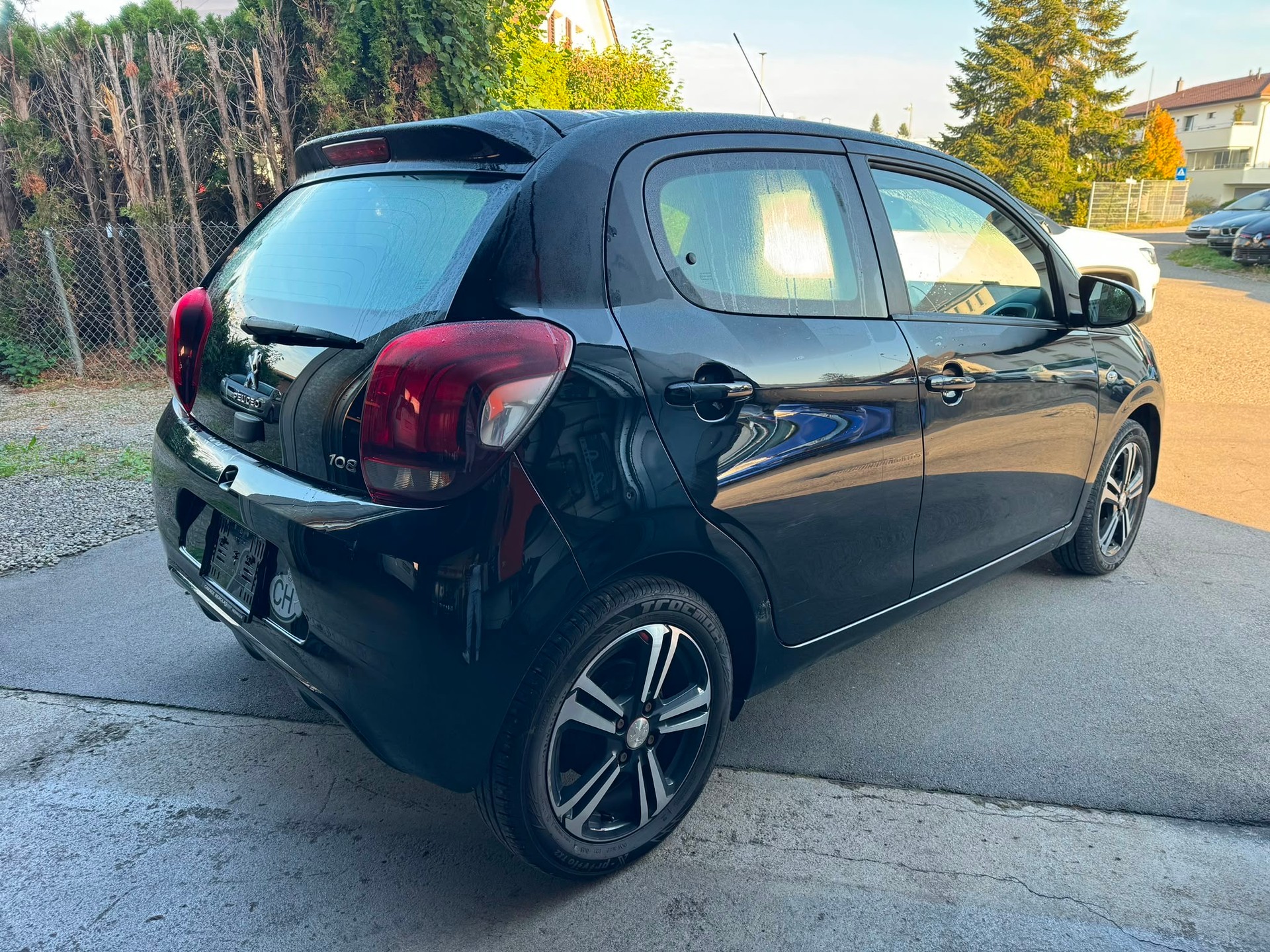 PEUGEOT 108 1.2 VTi Envy-image-2