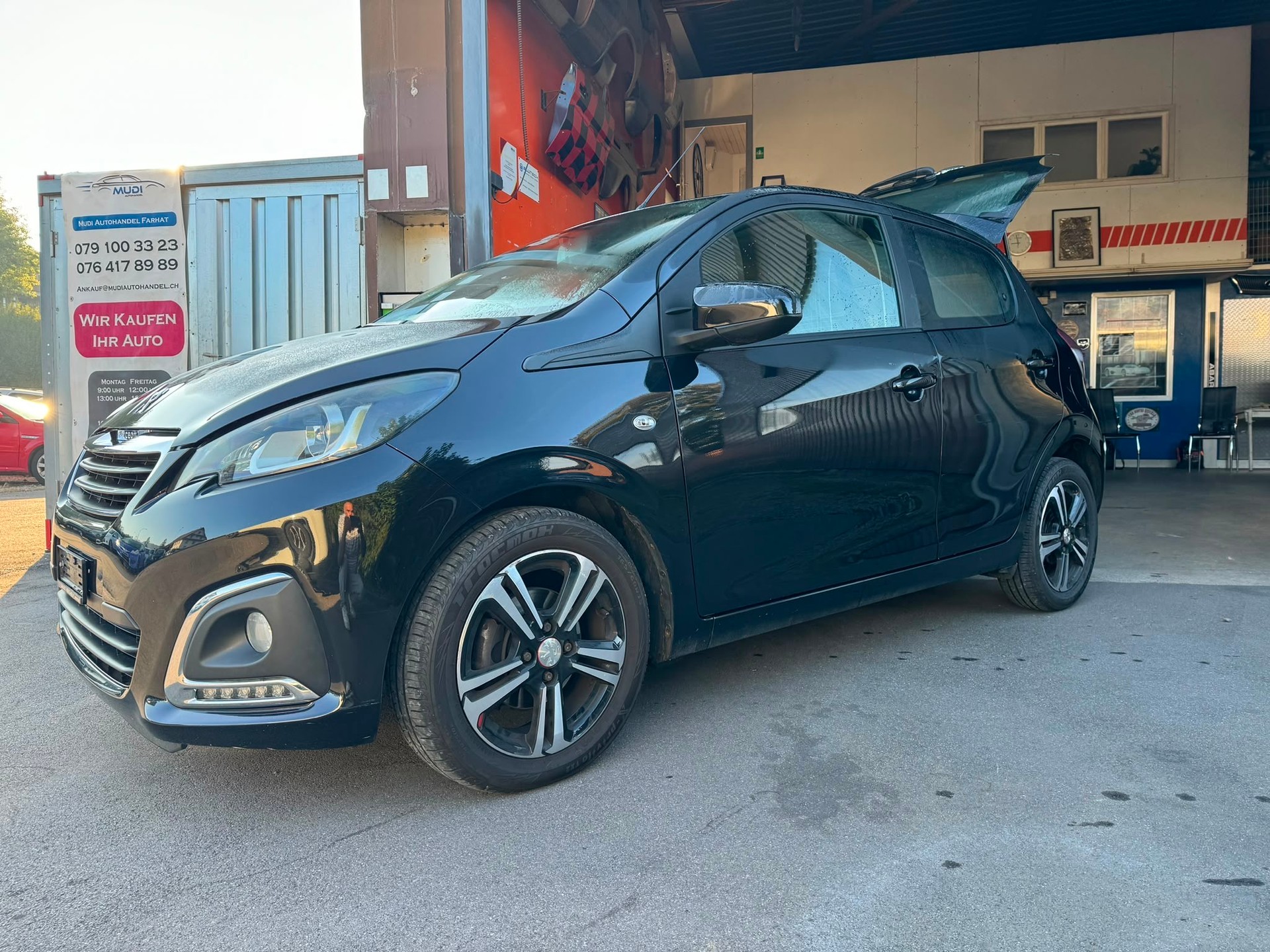 PEUGEOT 108 1.2 VTi Envy-image-1