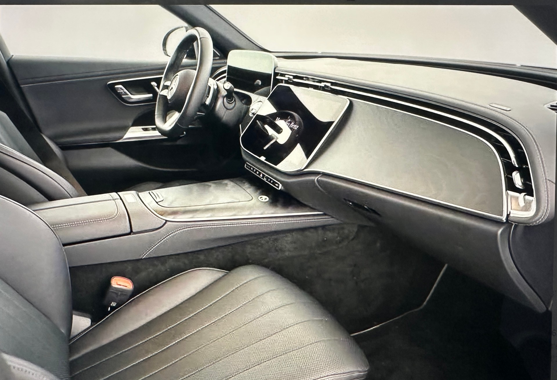 MERCEDES-BENZ E 300 e 4Matic AMG Line EQ Hybrid 9G-Tronic(CH AUTO)-image-2