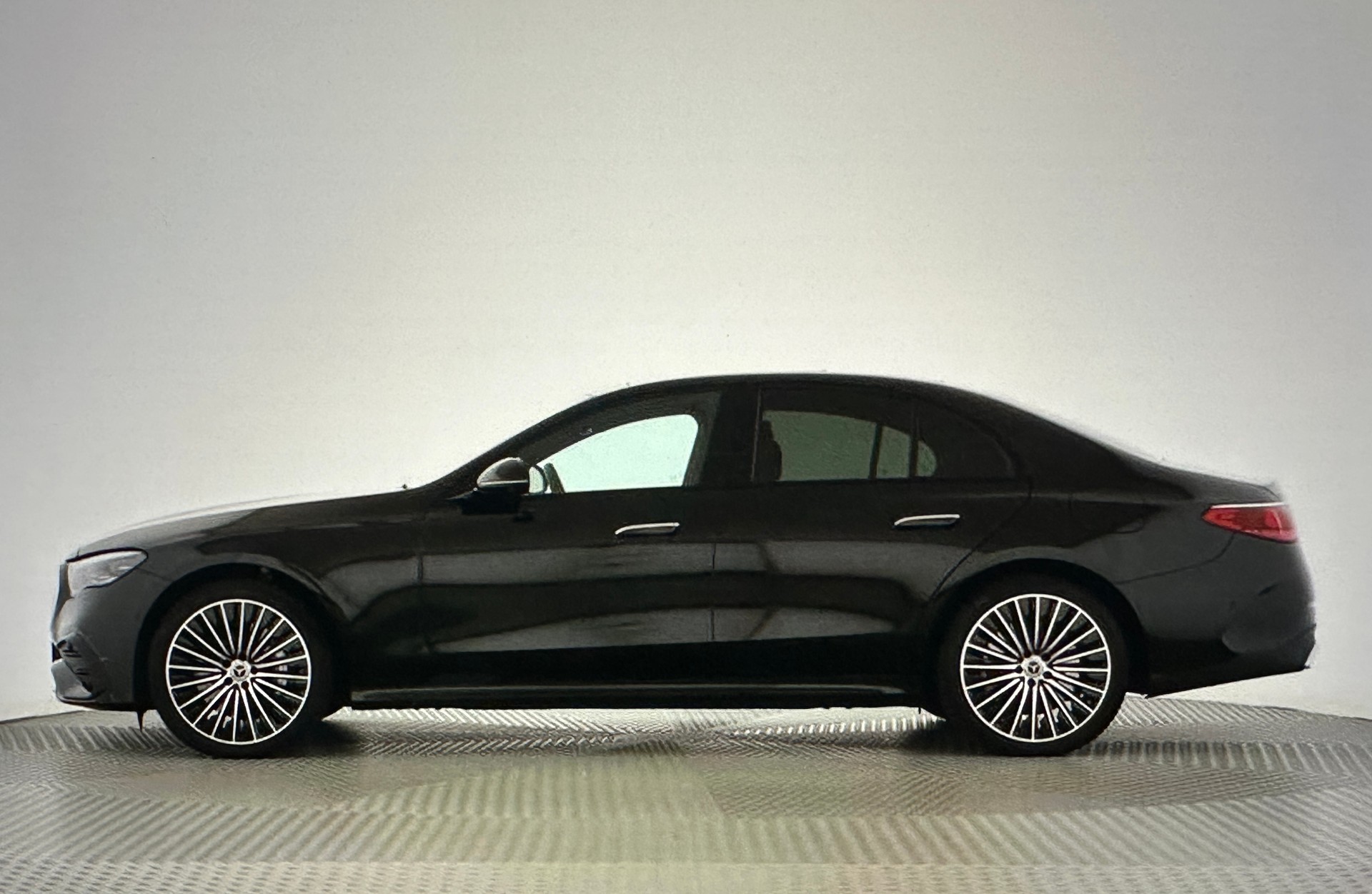 MERCEDES-BENZ E 300 e 4Matic AMG Line EQ Hybrid 9G-Tronic(CH AUTO)-image-1
