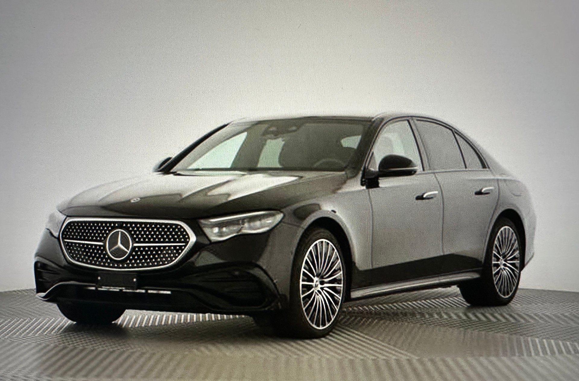 MERCEDES-BENZ E 300 e 4Matic AMG Line EQ Hybrid 9G-Tronic(CH AUTO)-image-0