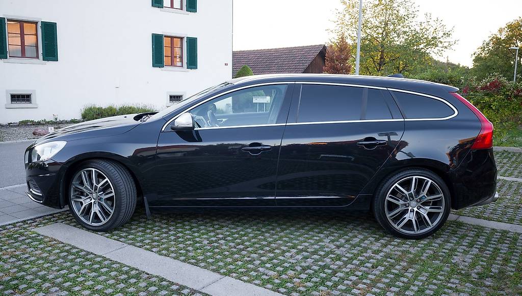 VOLVO V60 T5 R-Design-image-1