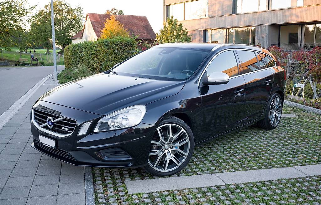 VOLVO V60 T5 R-Design-image-0