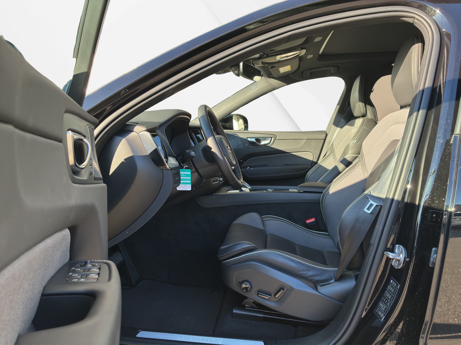 VOLVO XC60 2.0 T8 TE XCENTRIC Black Edition eAWD-image-9