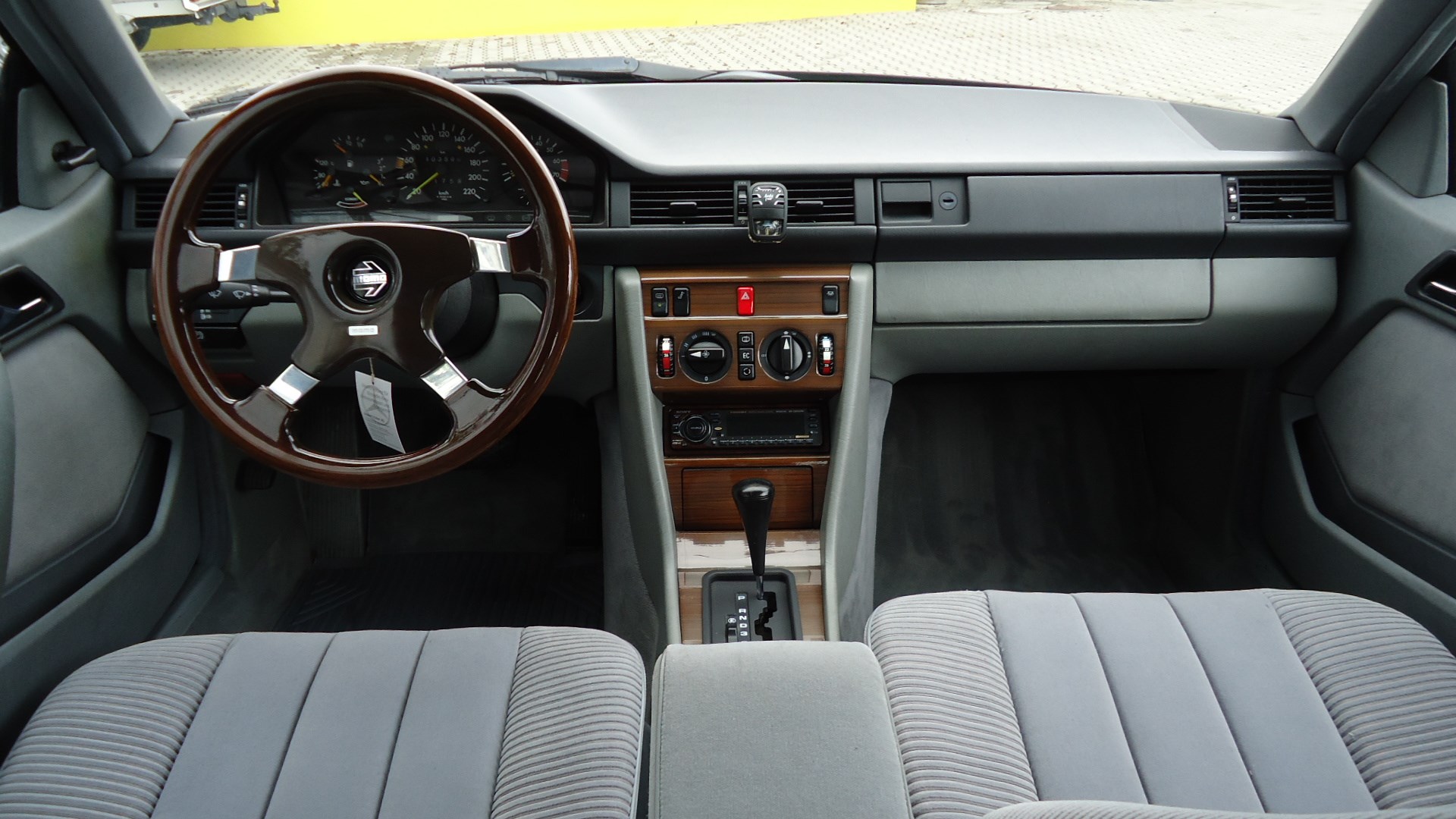 MERCEDES-BENZ 230 CE-image-8