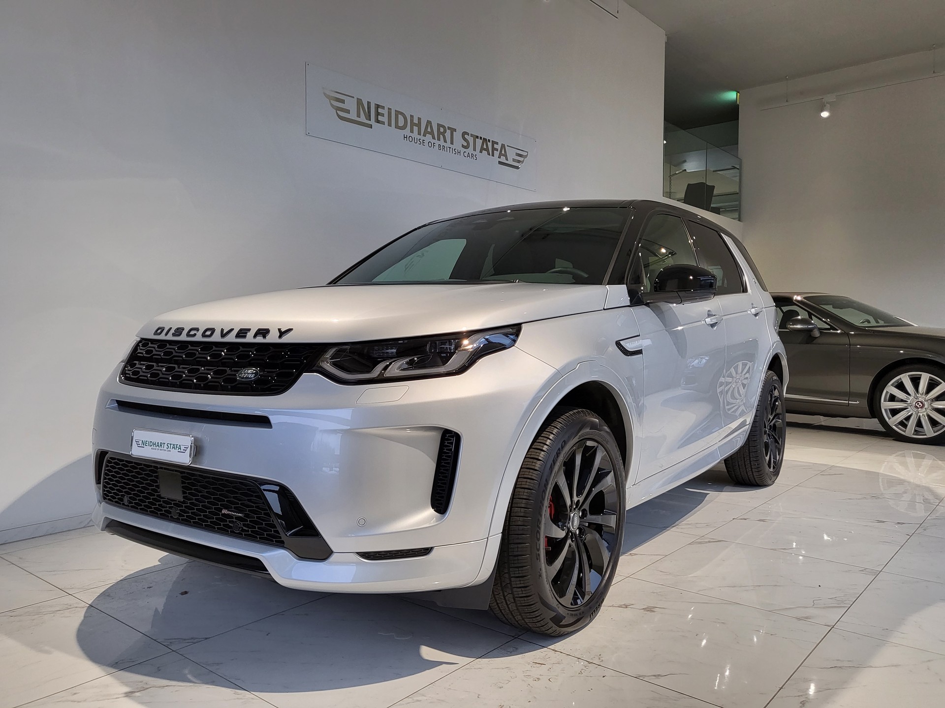 LAND ROVER Discovery Sport R Dyn P290 2.0 Si4 MHEV Black Edition AT9-image-0