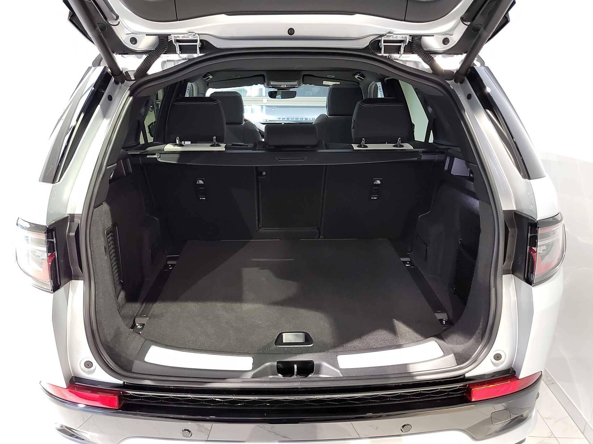 LAND ROVER Discovery Sport R Dyn P290 2.0 Si4 MHEV Black Edition AT9-image-6