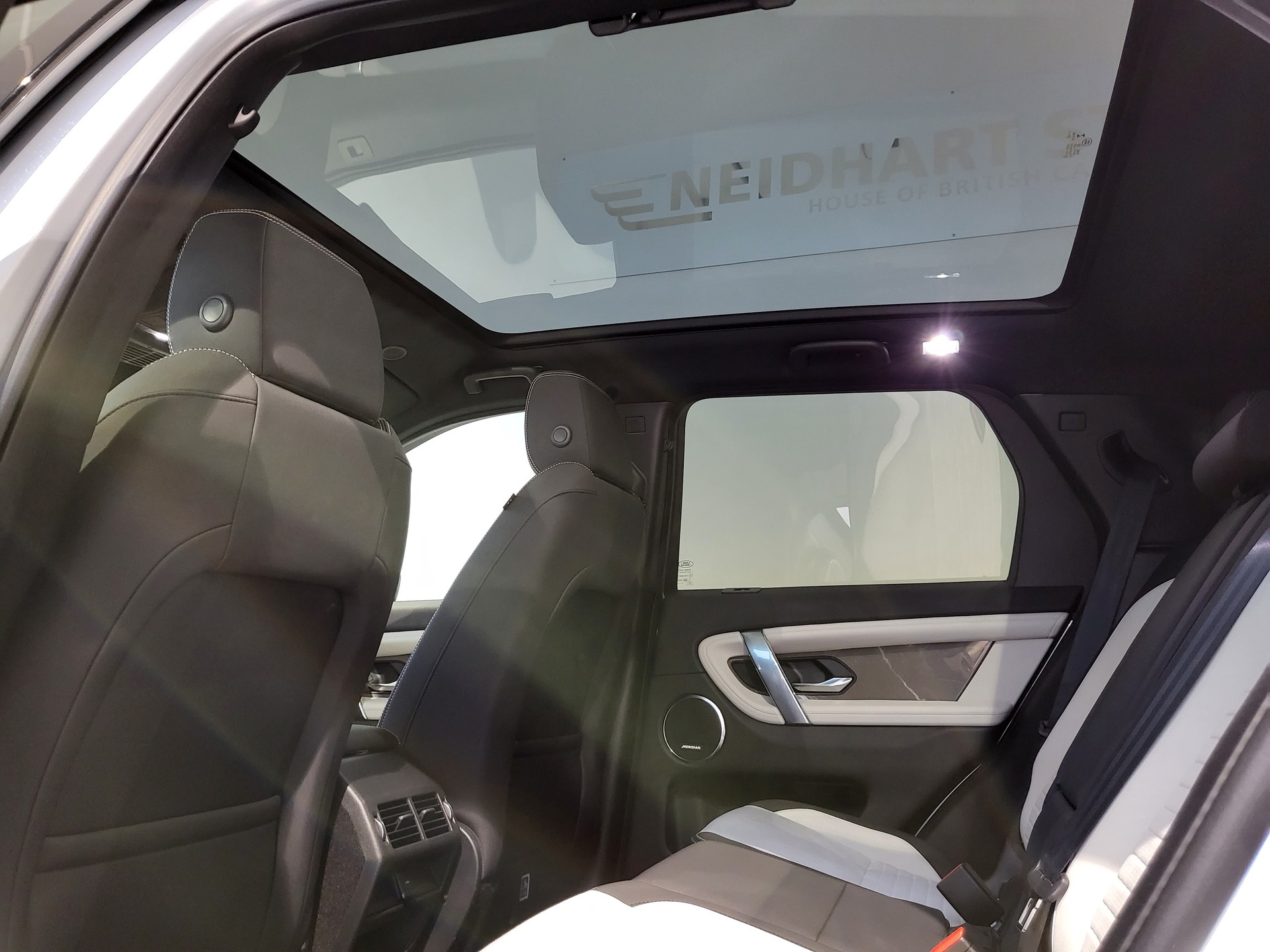 LAND ROVER Discovery Sport R Dyn P290 2.0 Si4 MHEV Black Edition AT9-image-5