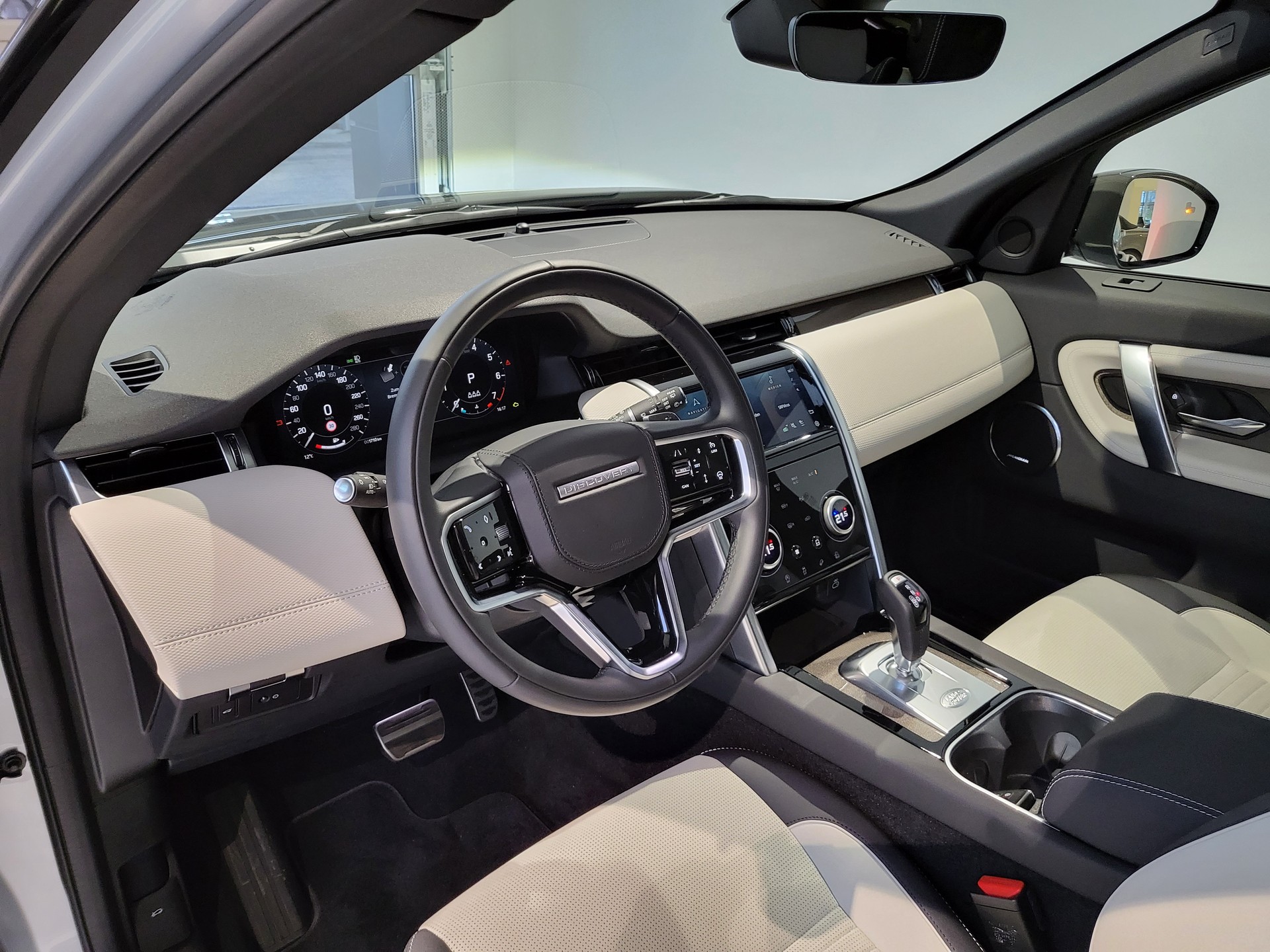 LAND ROVER Discovery Sport R Dyn P290 2.0 Si4 MHEV Black Edition AT9-image-2