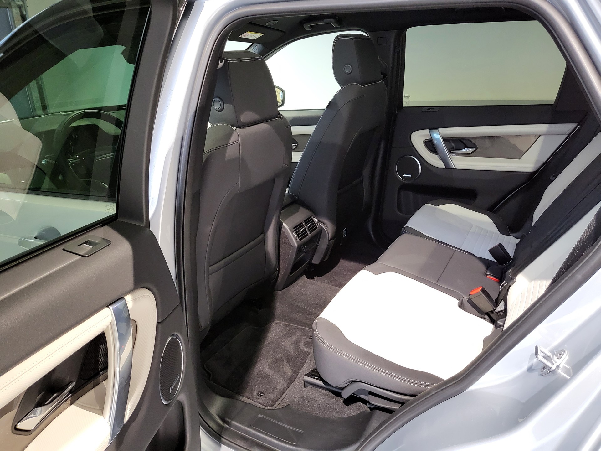 LAND ROVER Discovery Sport R Dyn P290 2.0 Si4 MHEV Black Edition AT9-image-4