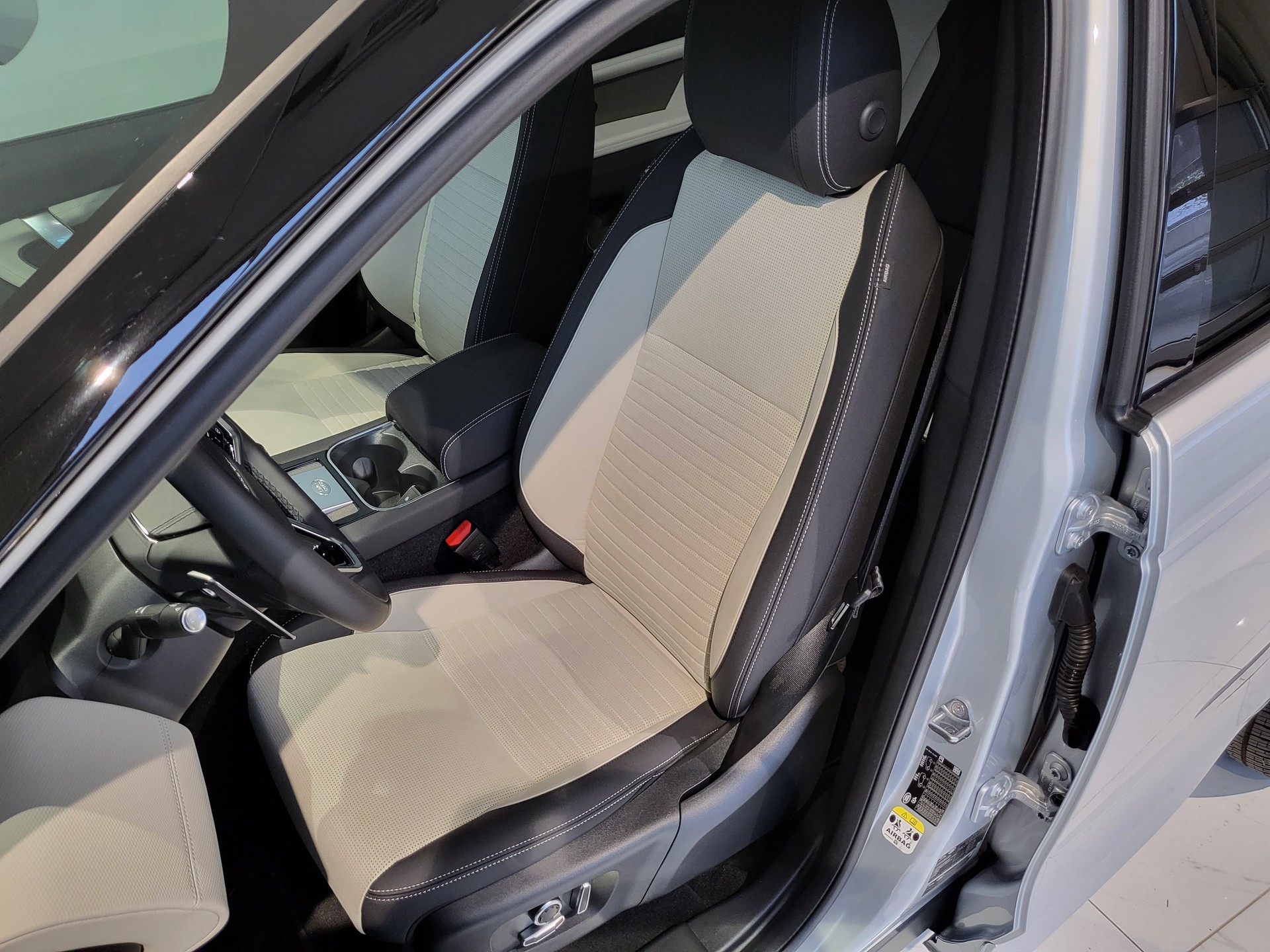 LAND ROVER Discovery Sport R Dyn P290 2.0 Si4 MHEV Black Edition AT9-image-3