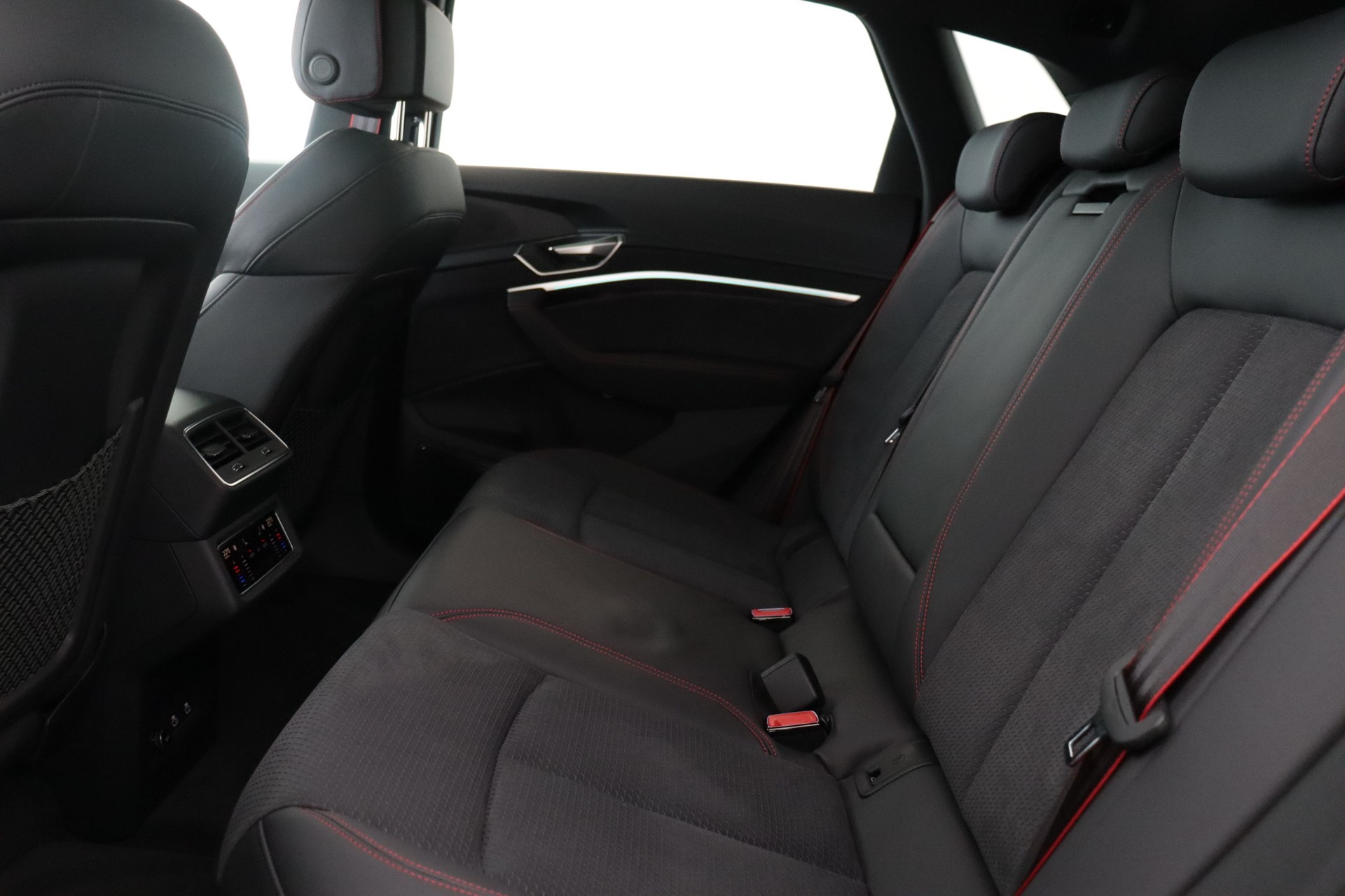 AUDI Q8 55 e-tron Black Edition quattro-image-11
