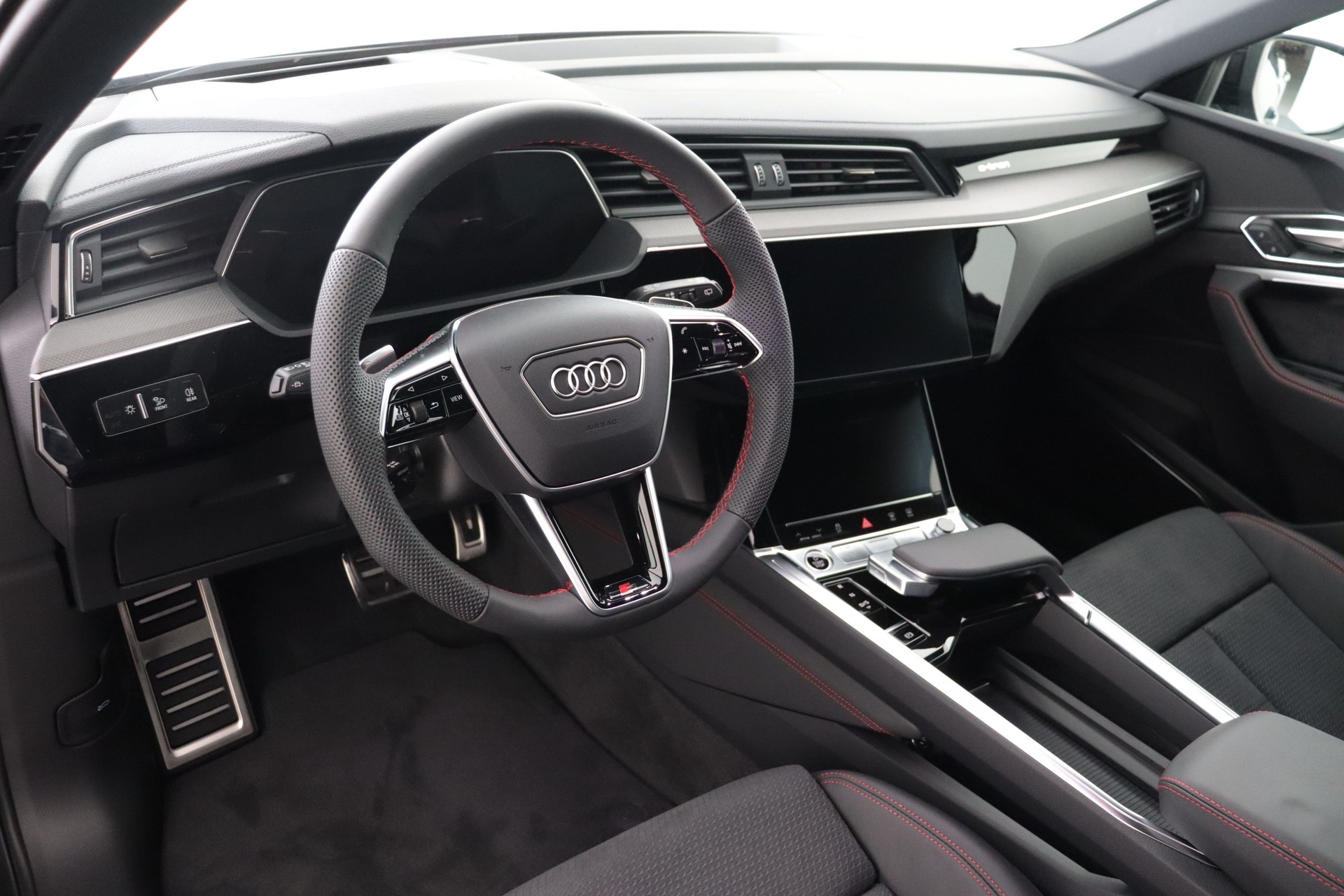 AUDI Q8 55 e-tron Black Edition quattro-image-9
