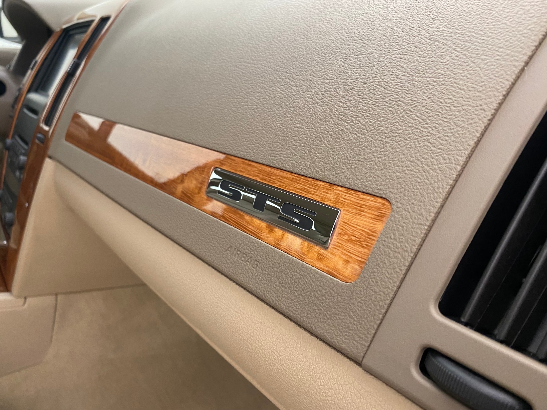 CADILLAC STS 4.6 AWD-image-13