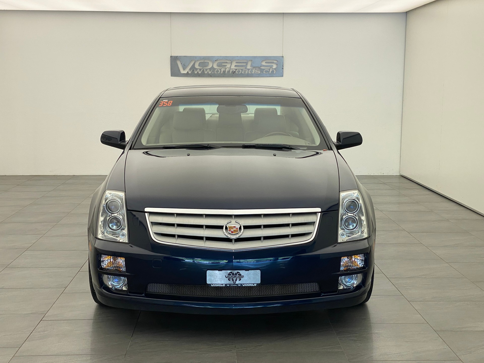 CADILLAC STS 4.6 AWD-showroom-element-2