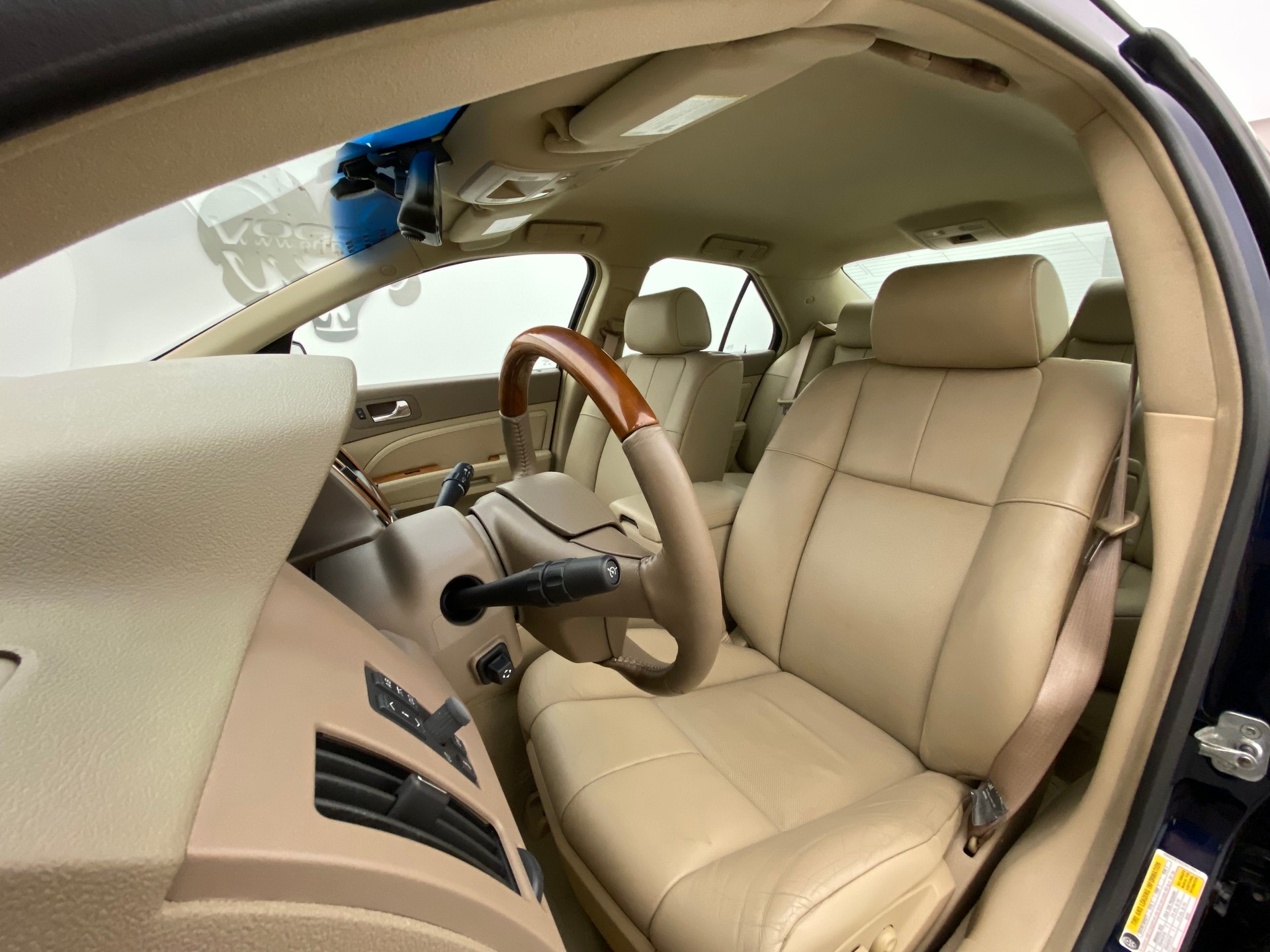 CADILLAC STS 4.6 AWD-image-9