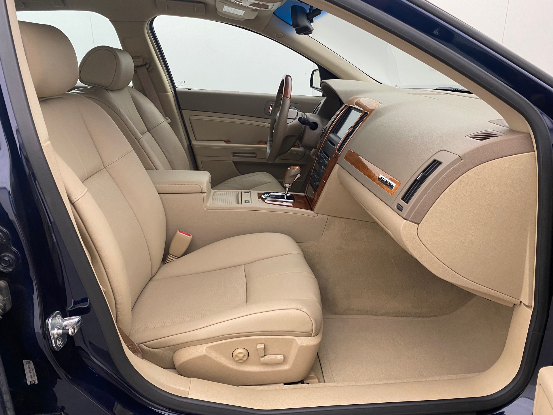 CADILLAC STS 4.6 AWD-image-12