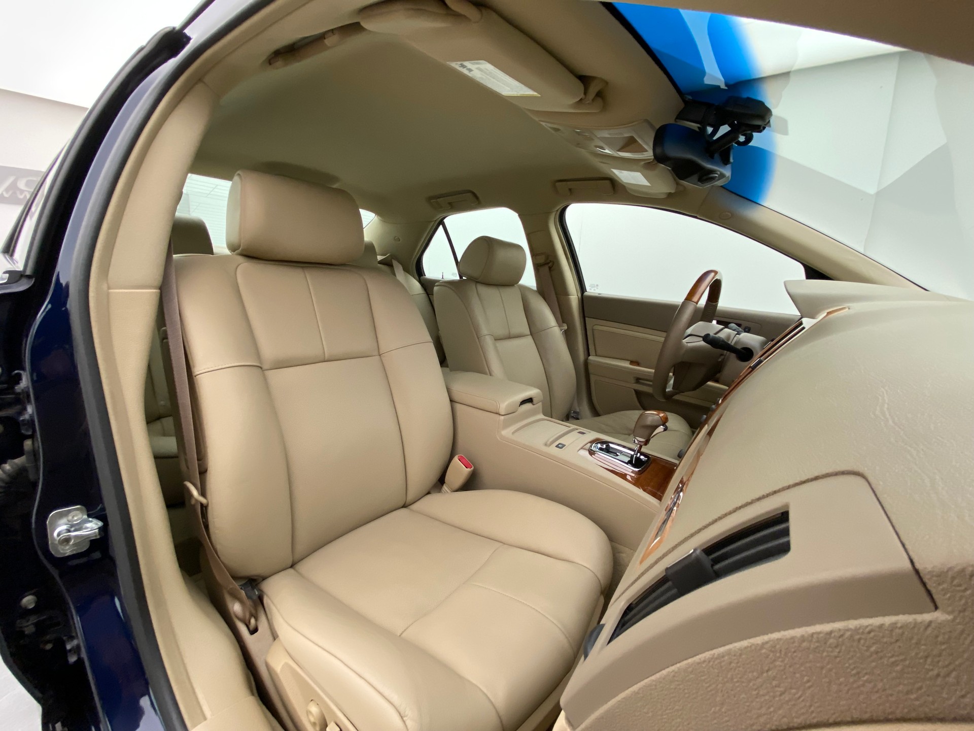 CADILLAC STS 4.6 AWD-image-11