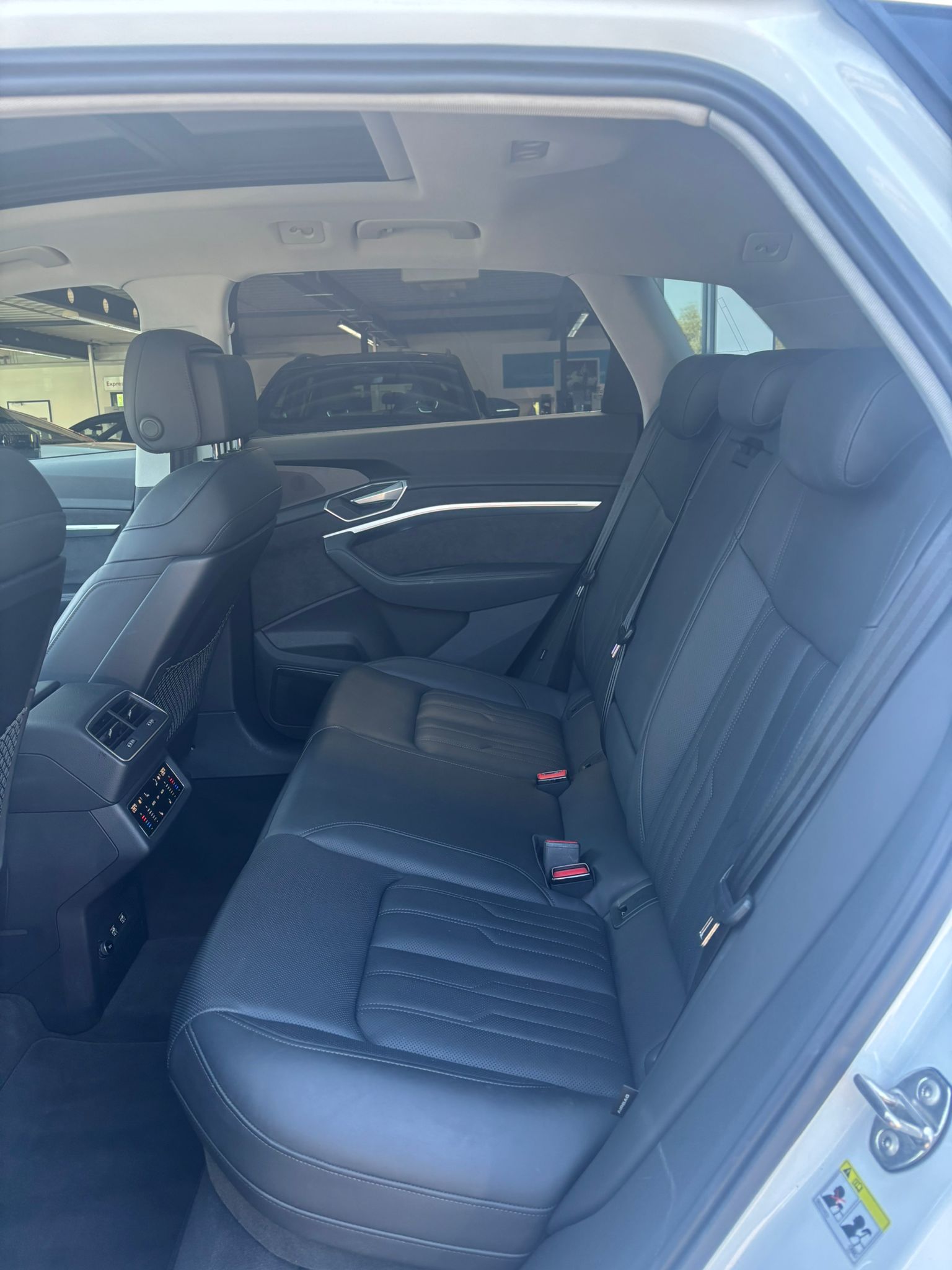 AUDI e-tron 55 Advanced quattro-image-12