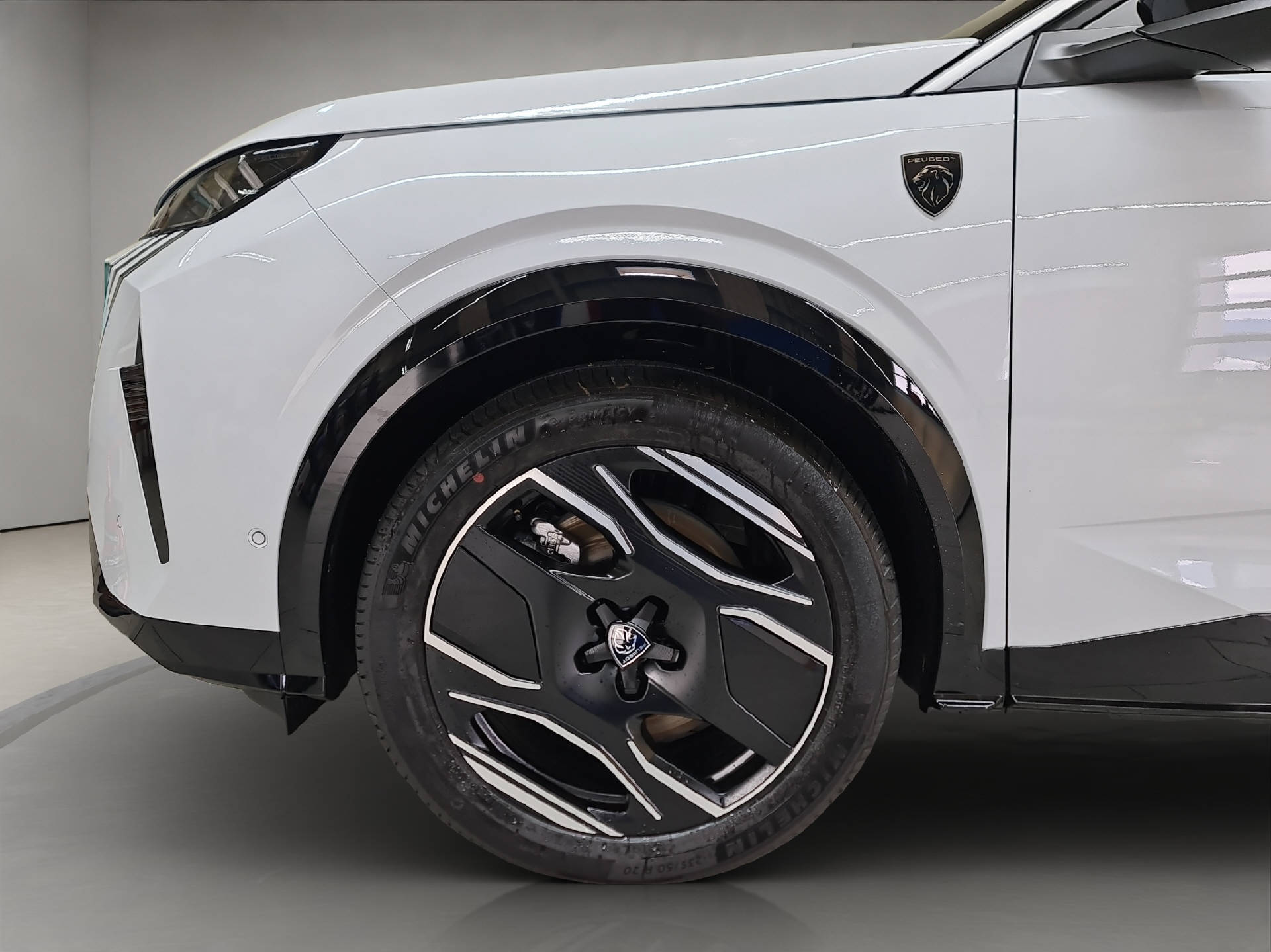 PEUGEOT E-3008 Launch Edition 4x4-image-12
