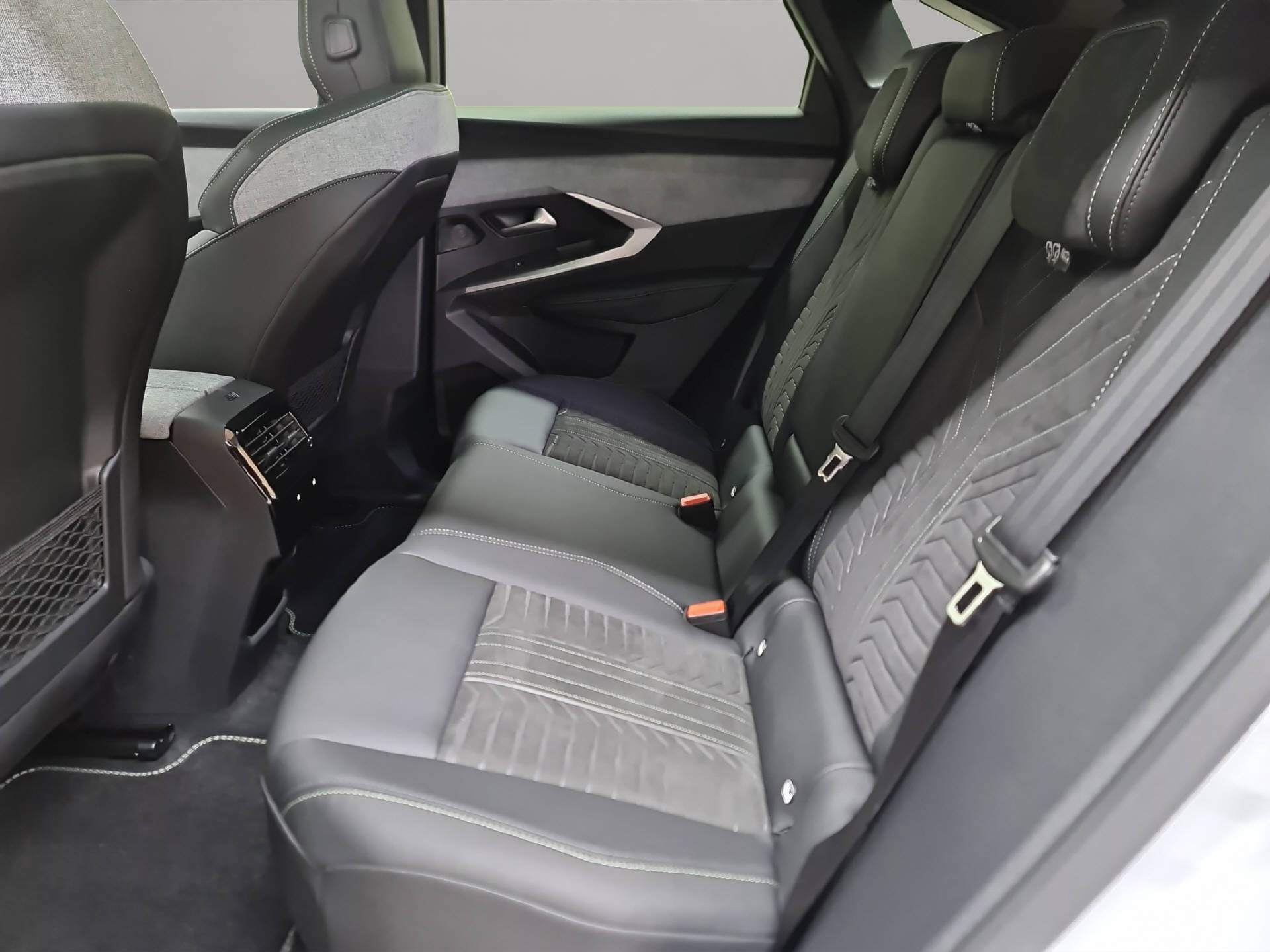 PEUGEOT E-3008 Launch Edition 4x4-image-9