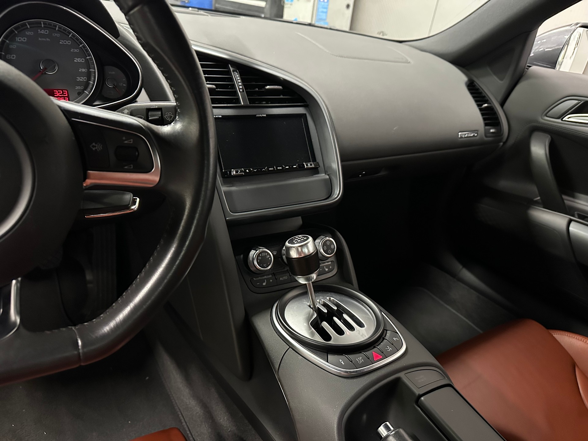 AUDI R8 Coupé 4.2-image-12
