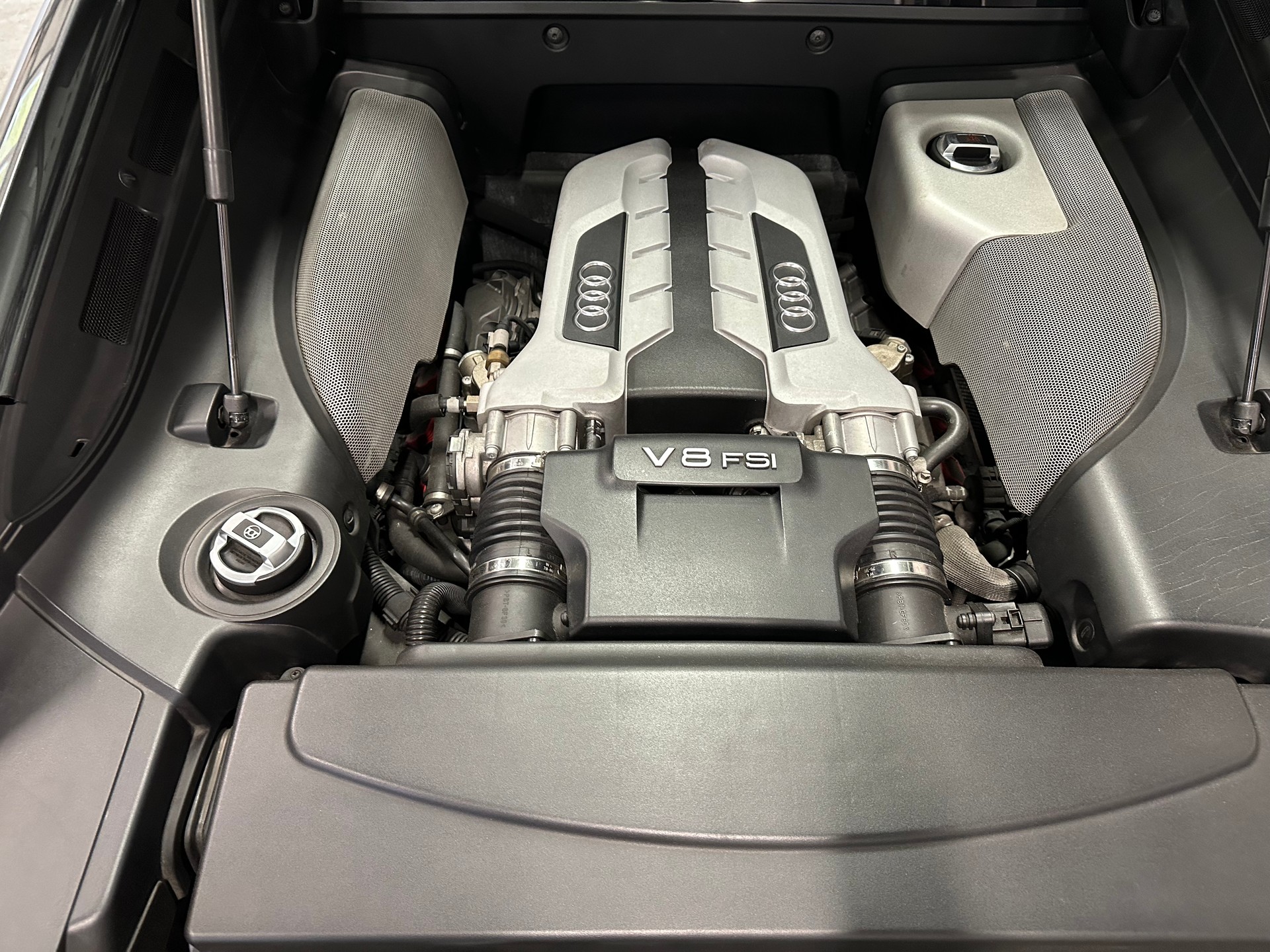 AUDI R8 Coupé 4.2-image-14