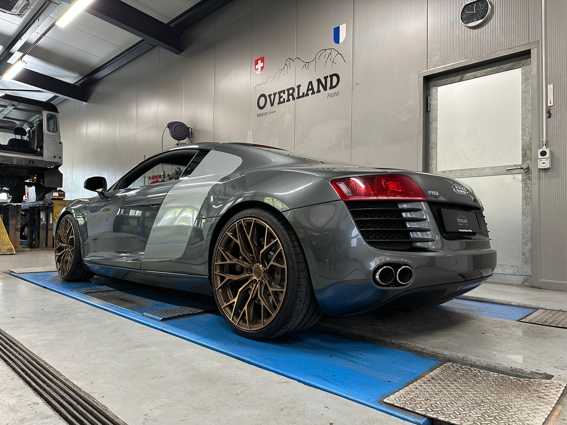AUDI R8 Coupé 4.2-image-4
