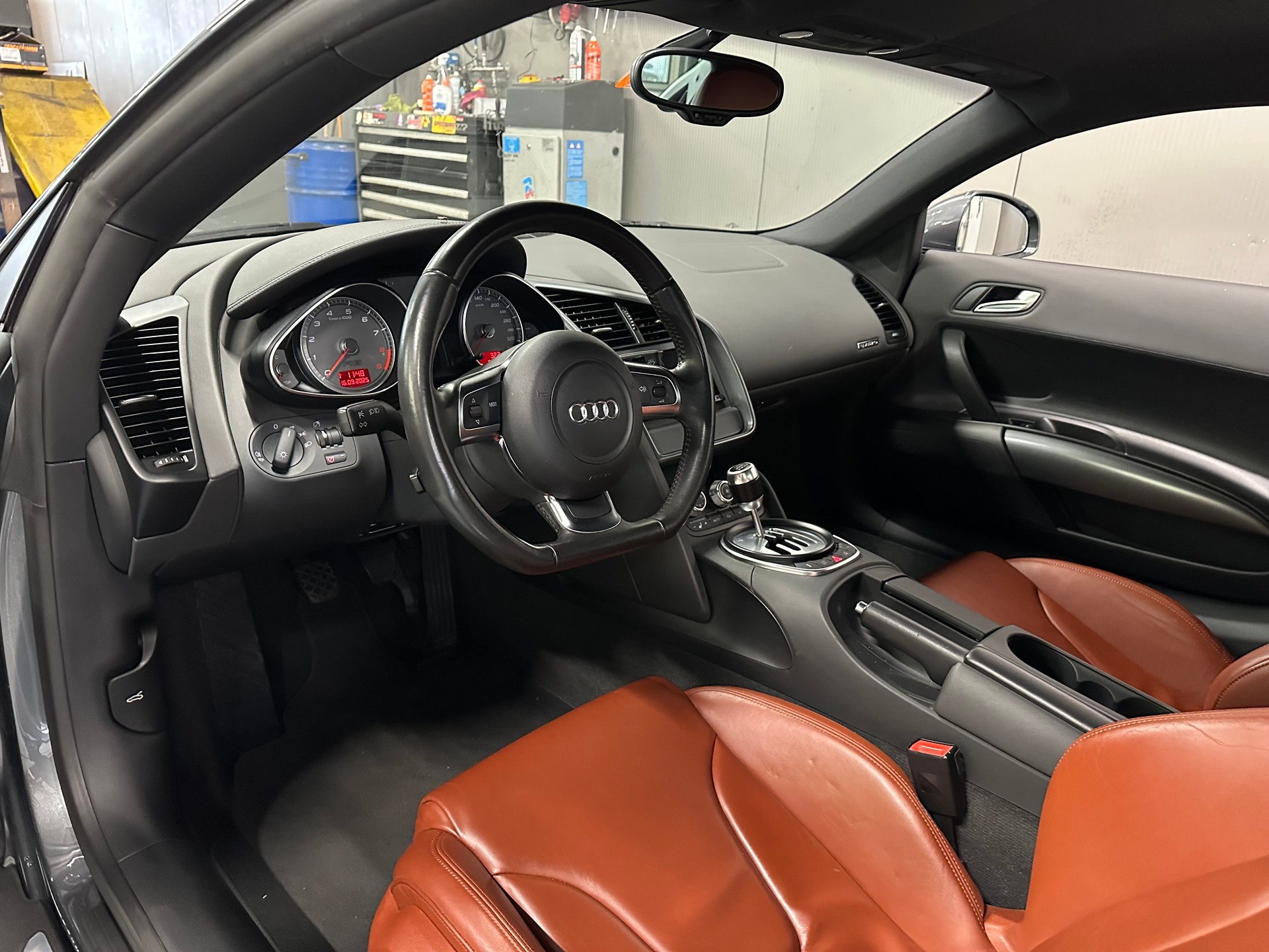AUDI R8 Coupé 4.2-image-11