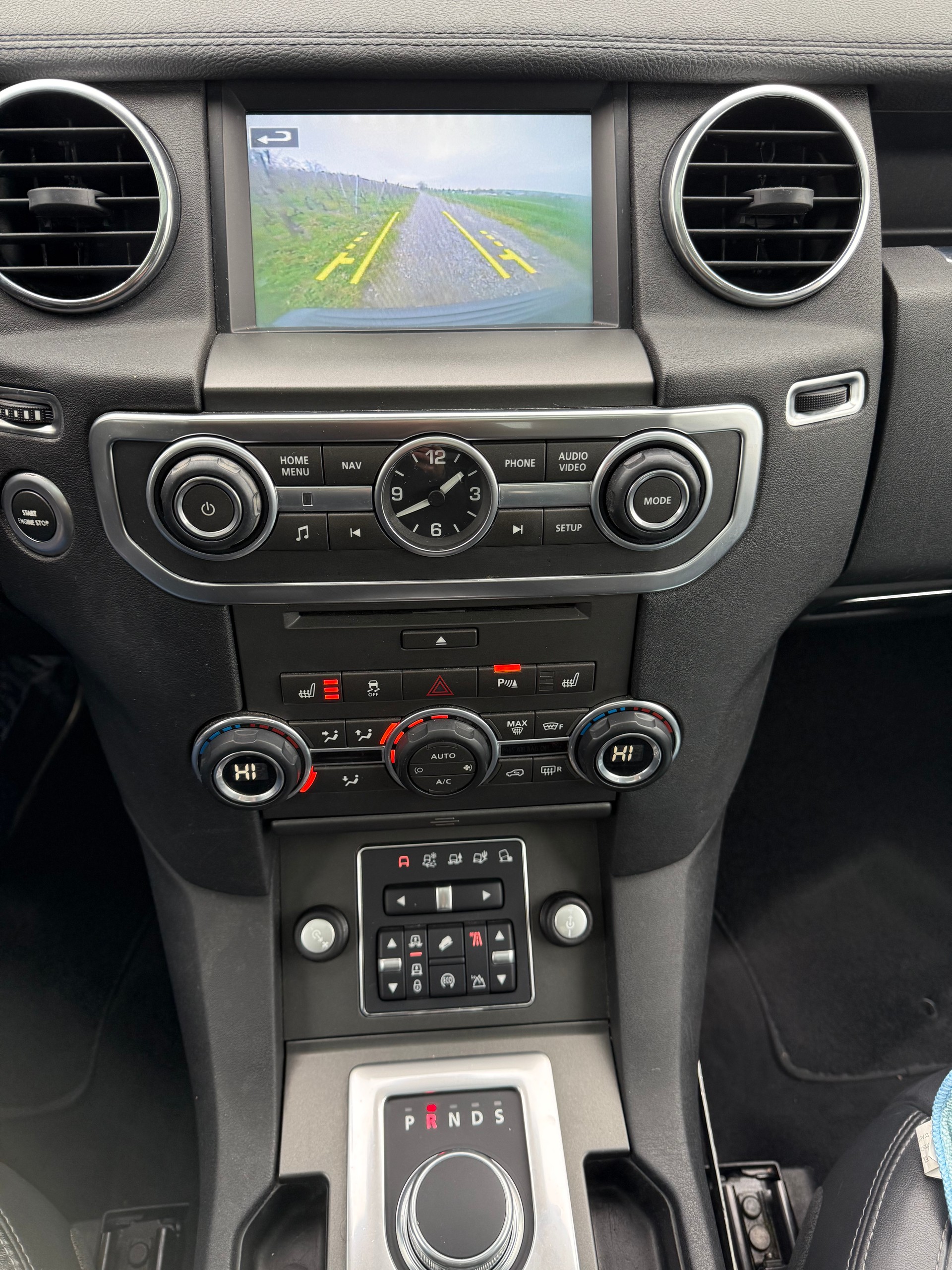 LAND ROVER Discovery 3.0 SDV6 HSE Automatic 7 Places-image-14