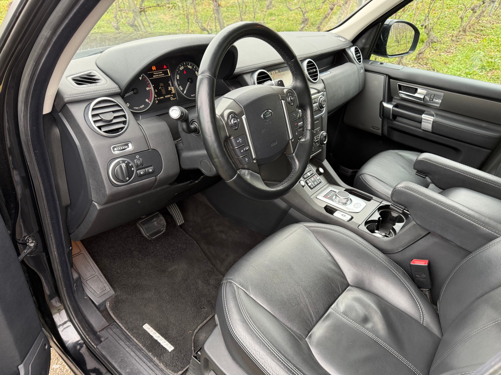 LAND ROVER Discovery 3.0 SDV6 HSE Automatic 7 Places-image-8