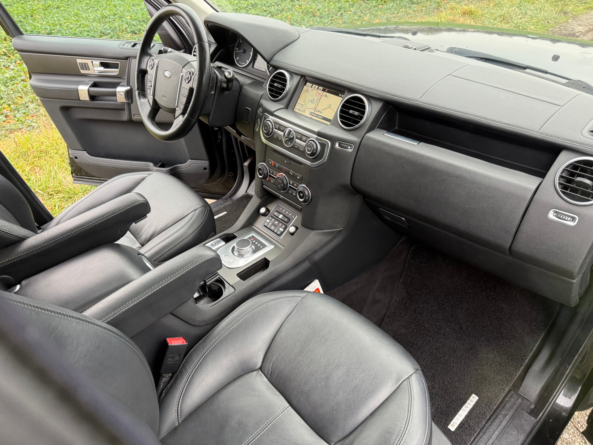 LAND ROVER Discovery 3.0 SDV6 HSE Automatic 7 Places-image-13