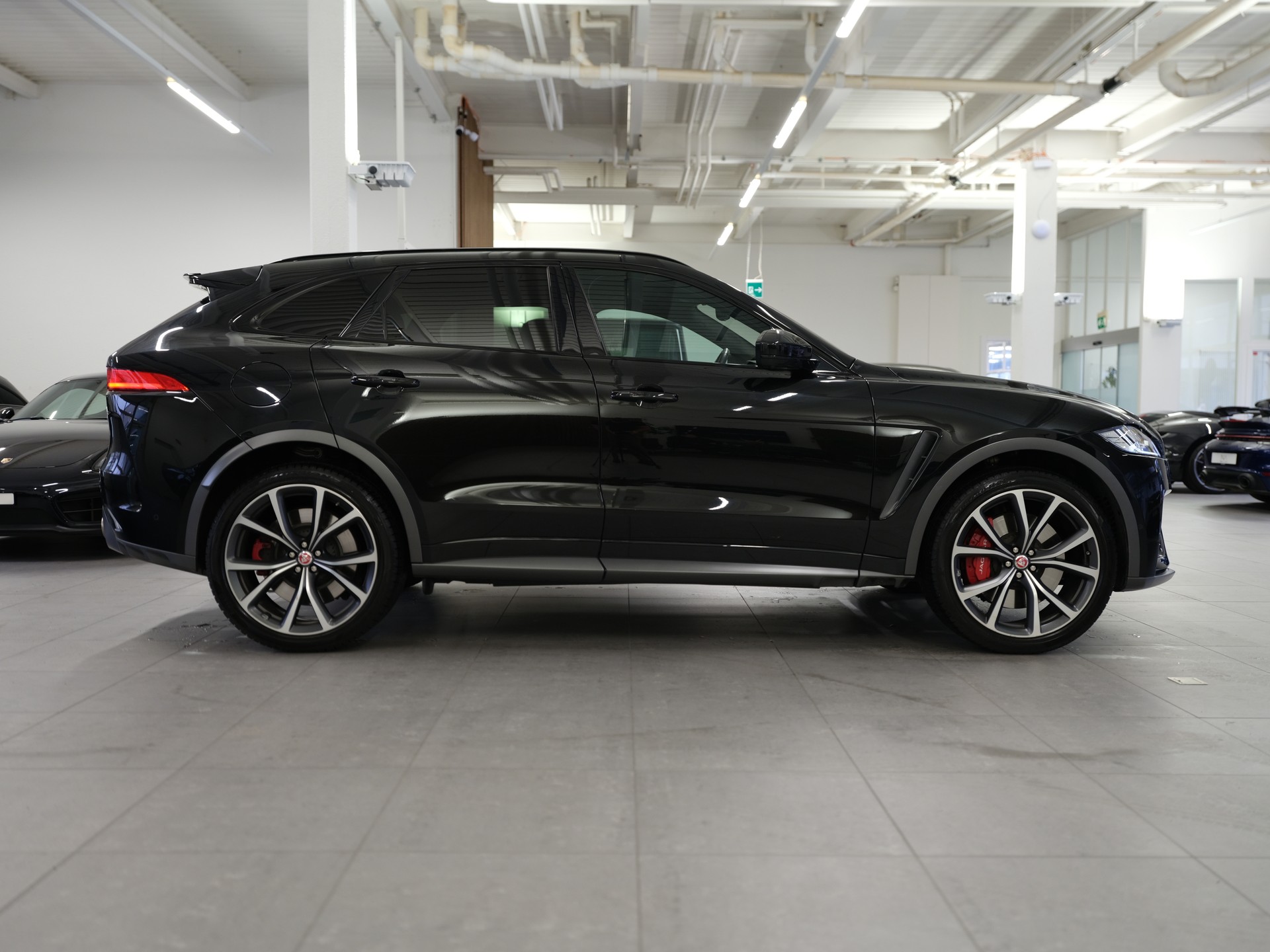 JAGUAR F-Pace 5.0 V8 SVR AWD Automatik *Head-Up* *Ambientebeleuchtung* *Keyless* *360° Kamera* *Pano*-image-7