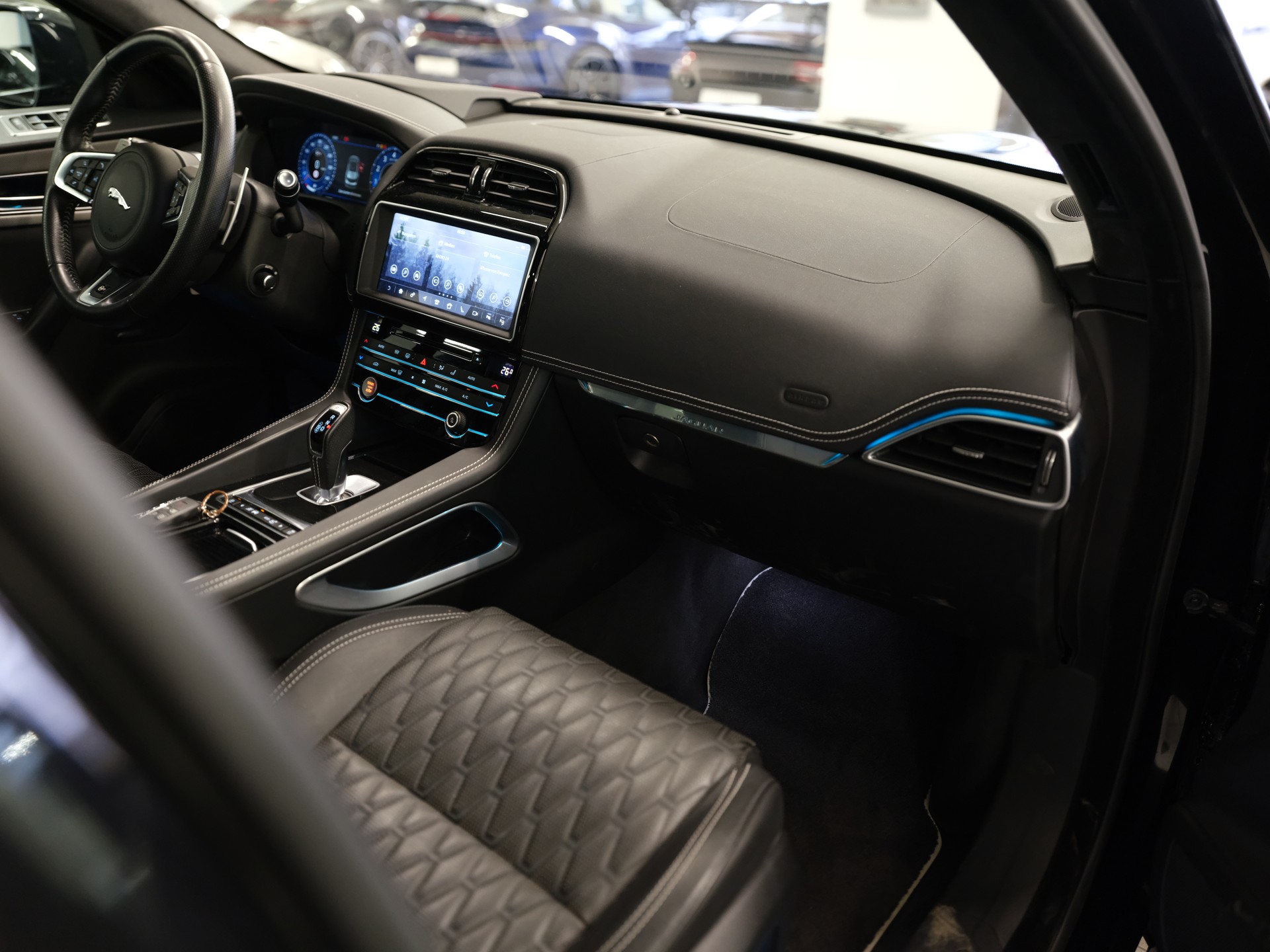 JAGUAR F-Pace 5.0 V8 SVR AWD Automatik *Head-Up* *Ambientebeleuchtung* *Keyless* *360° Kamera* *Pano*-image-19