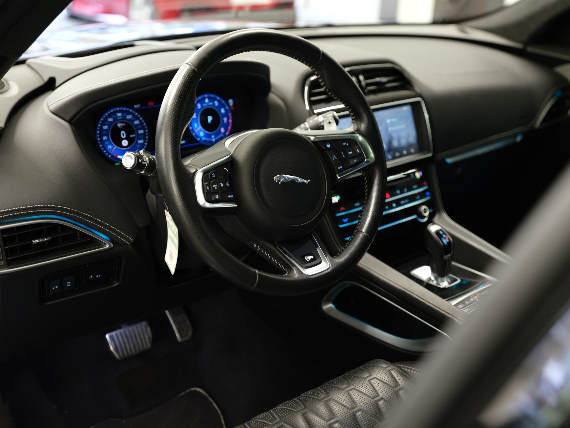 JAGUAR F-Pace 5.0 V8 SVR AWD Automatik *Head-Up* *Ambientebeleuchtung* *Keyless* *360° Kamera* *Pano*-image-20
