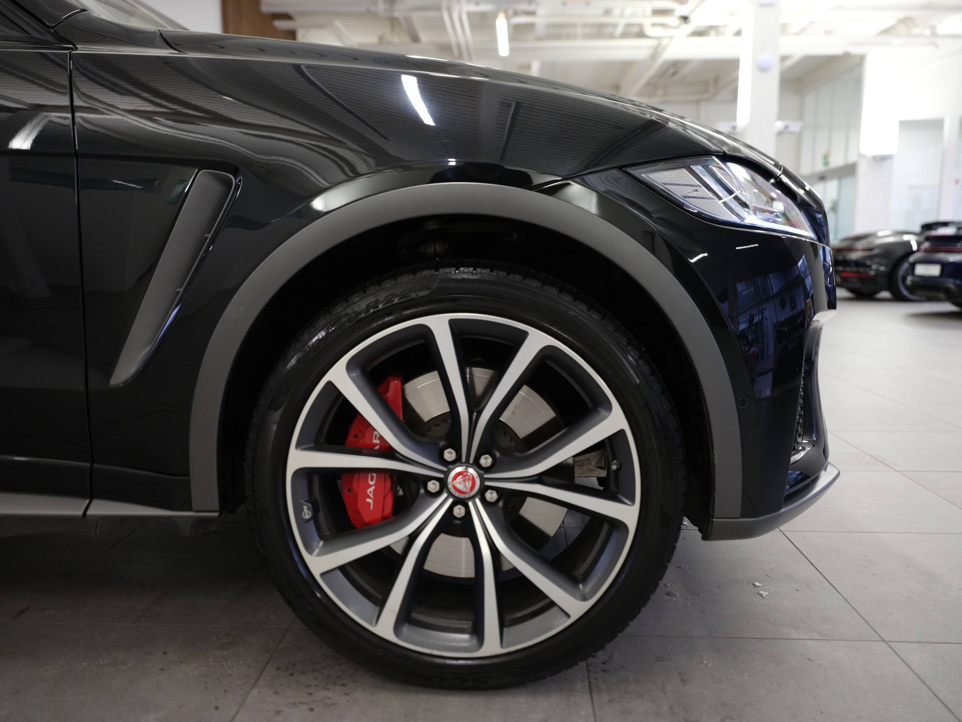 JAGUAR F-Pace 5.0 V8 SVR AWD Automatik *Head-Up* *Ambientebeleuchtung* *Keyless* *360° Kamera* *Pano*-image-8