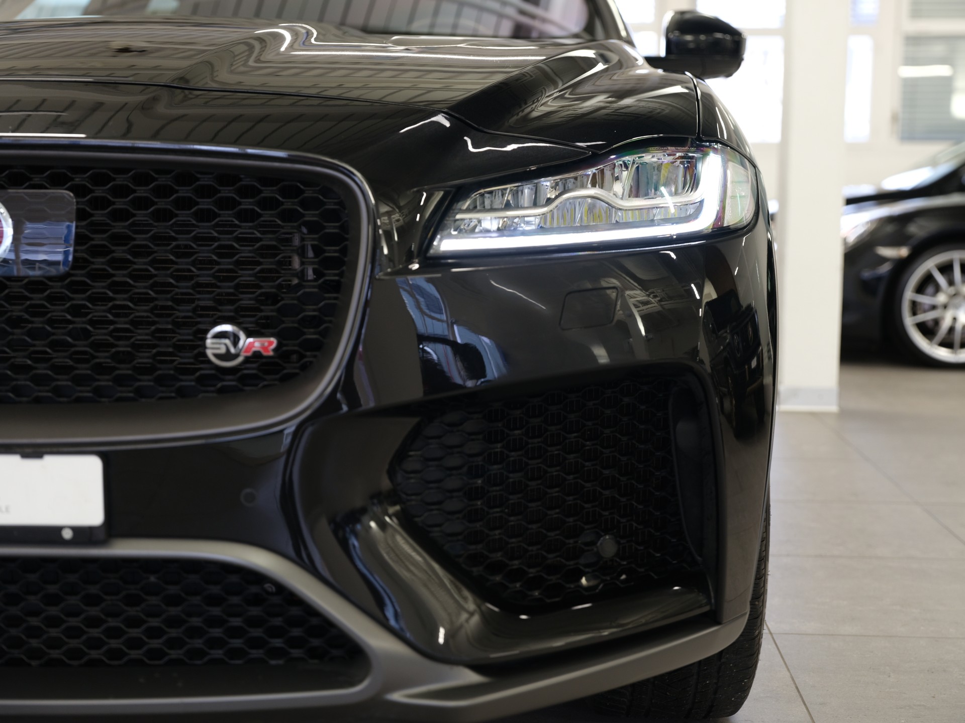 JAGUAR F-Pace 5.0 V8 SVR AWD Automatik *Head-Up* *Ambientebeleuchtung* *Keyless* *360° Kamera* *Pano*-image-9