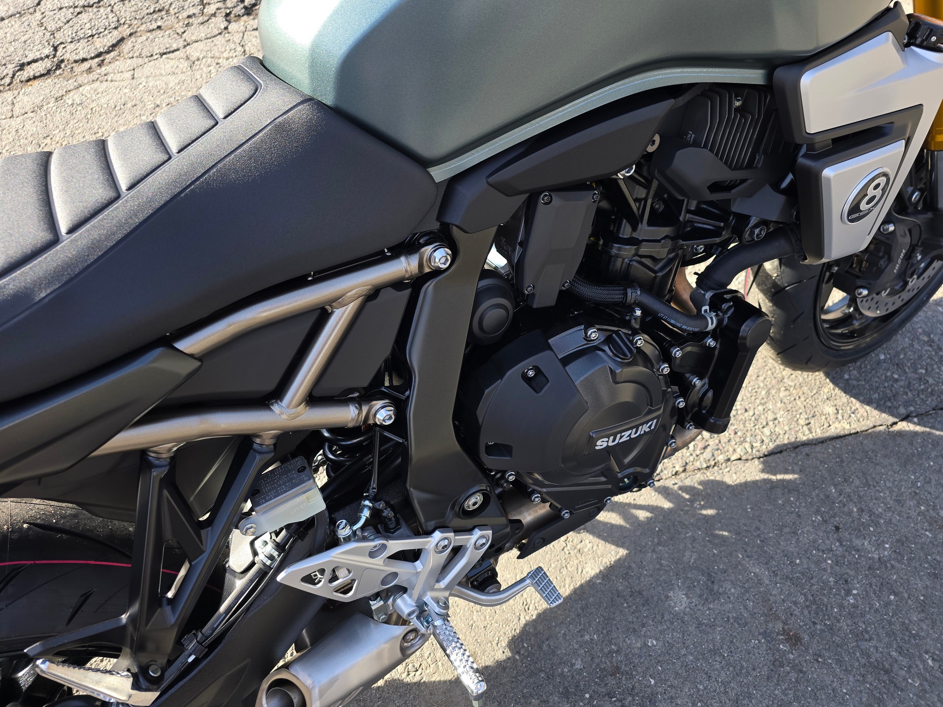 SUZUKI GSX 8T-image-8