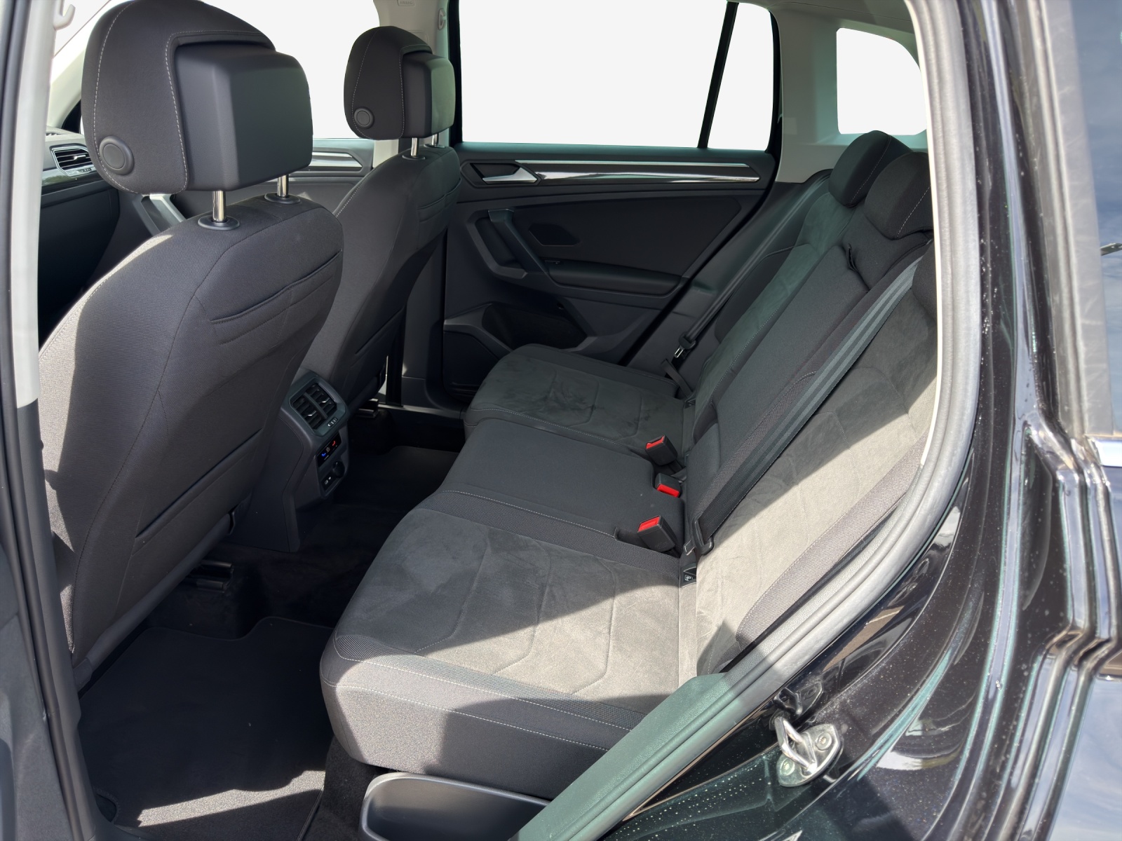 VW Tiguan 2.0 TDI SCR Elegance 4Motion DSG-image-11