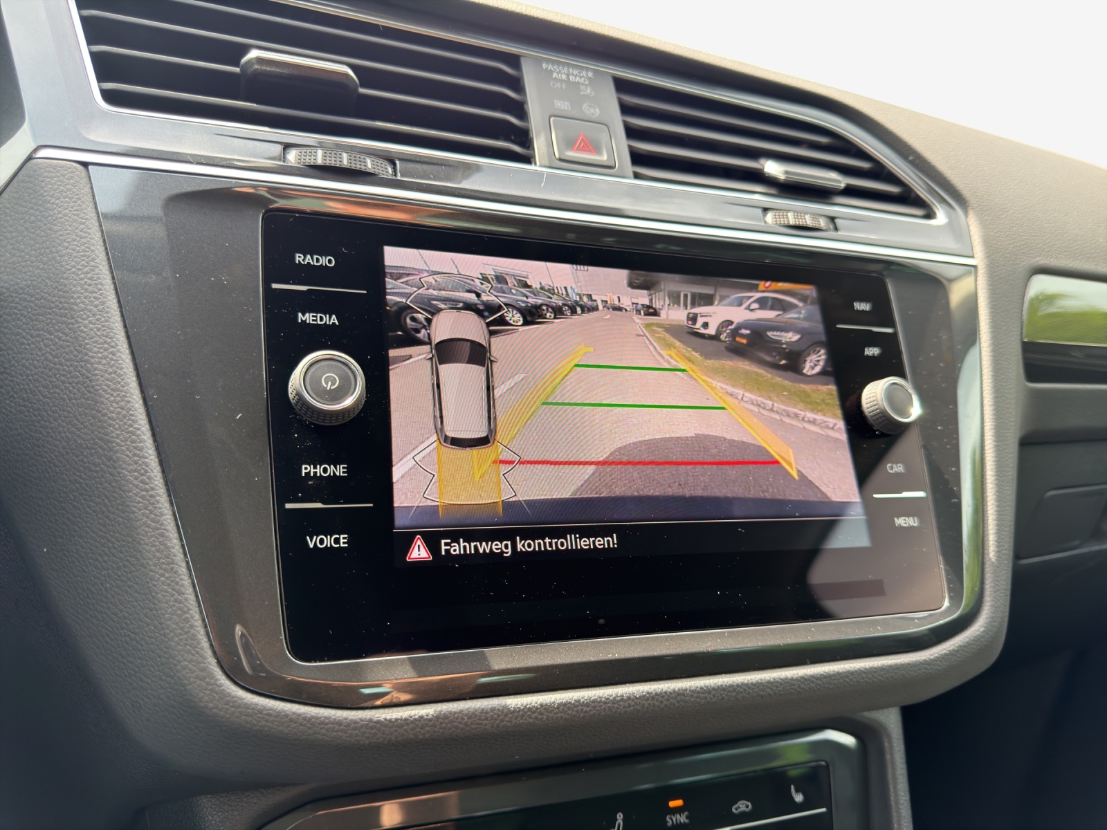 VW Tiguan 2.0 TDI SCR Elegance 4Motion DSG-image-15