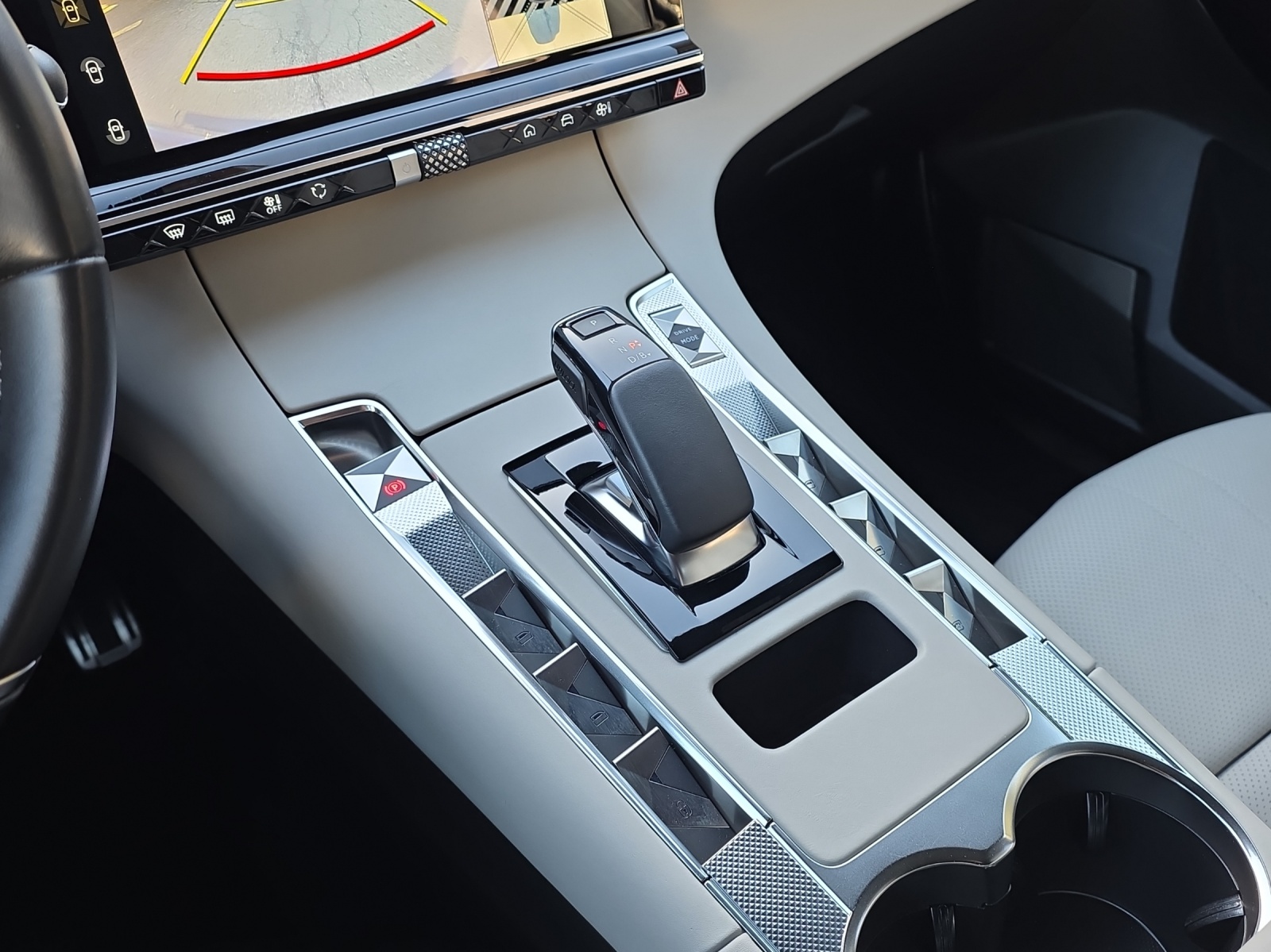 DS AUTOMOBILES DS 7 Crossback E-Tense 360 4x4 La Premiére-image-13