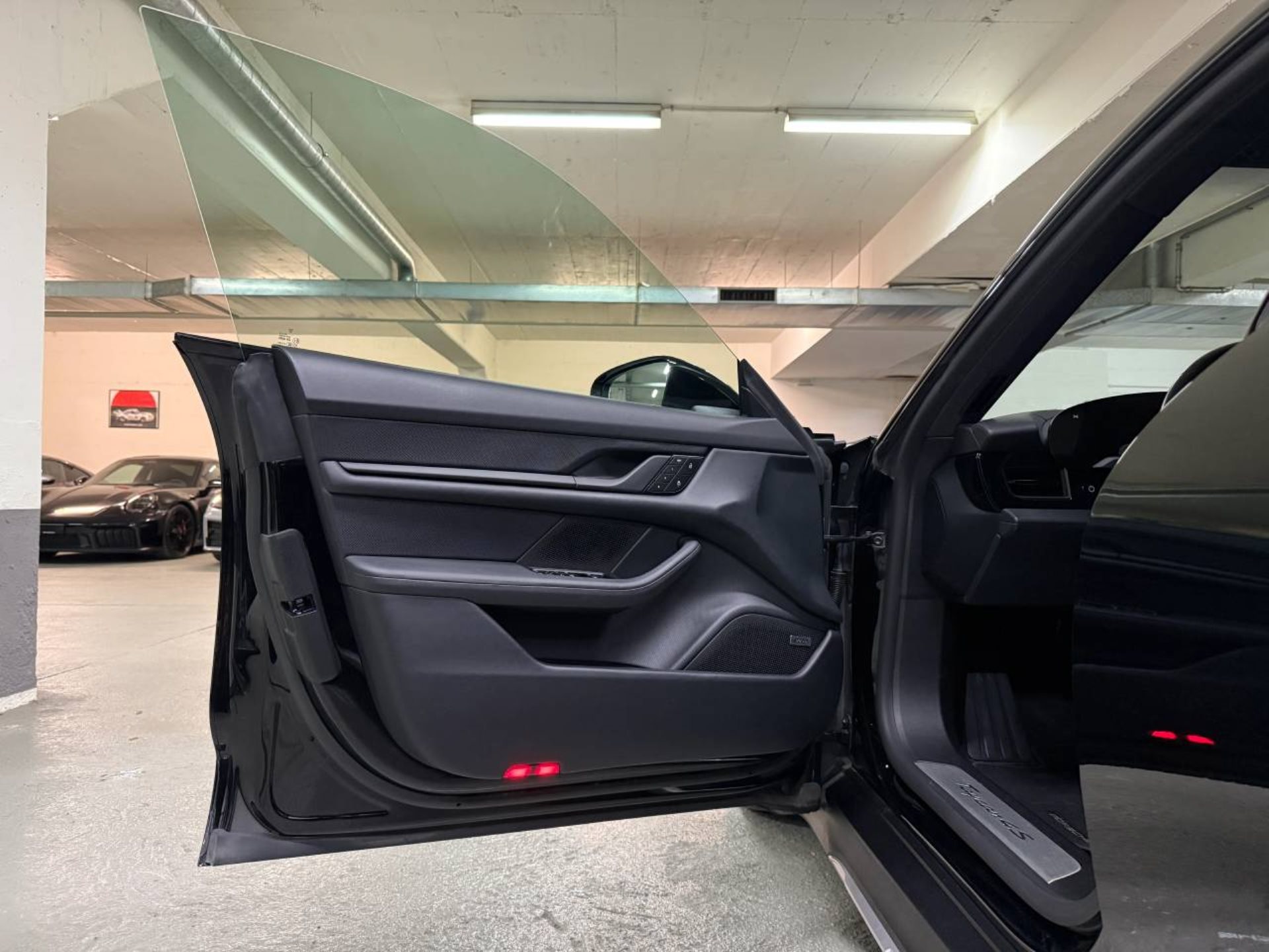 PORSCHE Taycan 4S Cross Turismo (MY23)-image-21