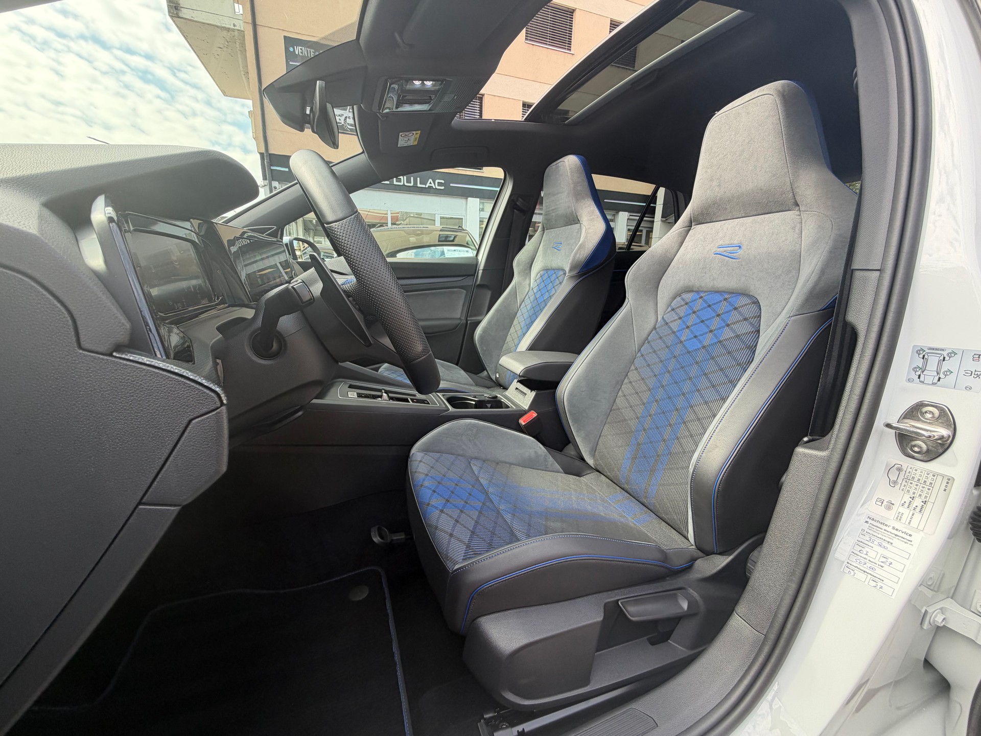 VW Golf 2.0 TSI R DSG 4Motion-image-11